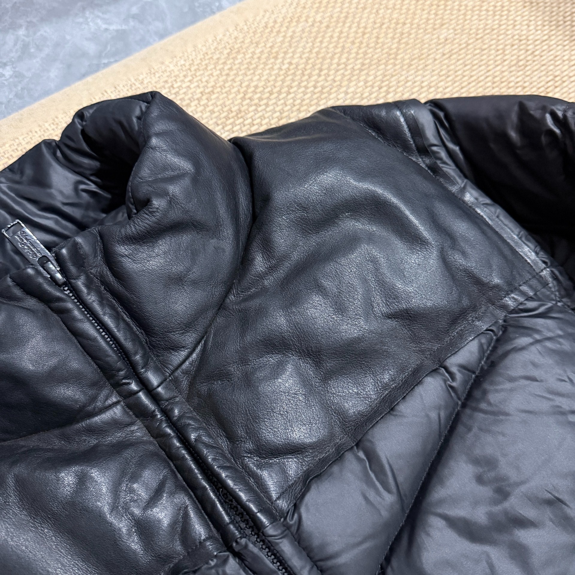 Undercover Removable Sleeve Down Jacket — detail