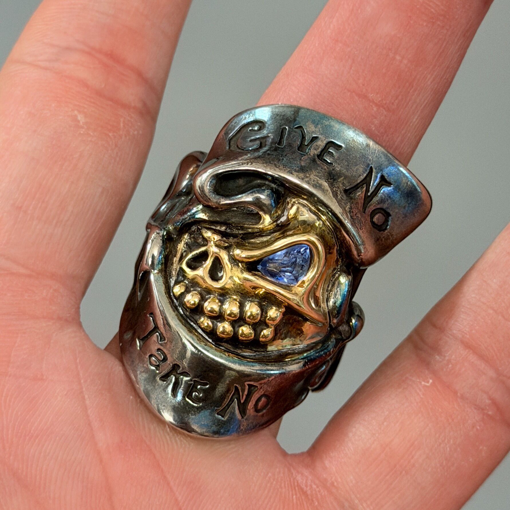 Starlingear GiveNoTakeNo Skull Ring — detail
