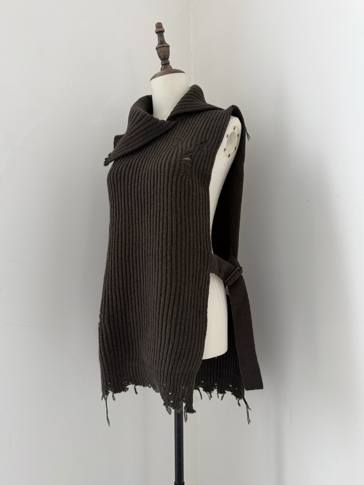 Y’s Wool Knit Vest With Frayed Hem — detail