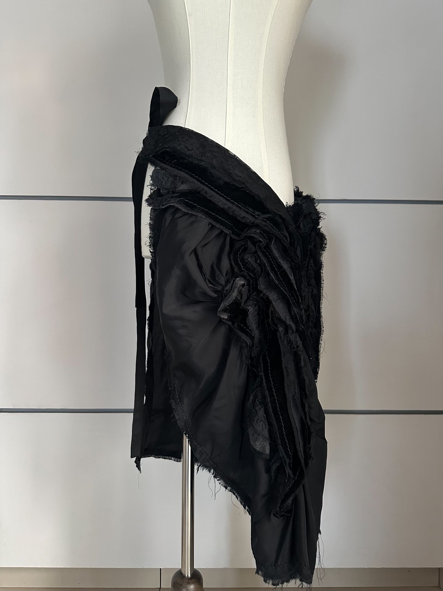 Tricot CDG 05AW Distressed Apron — detail