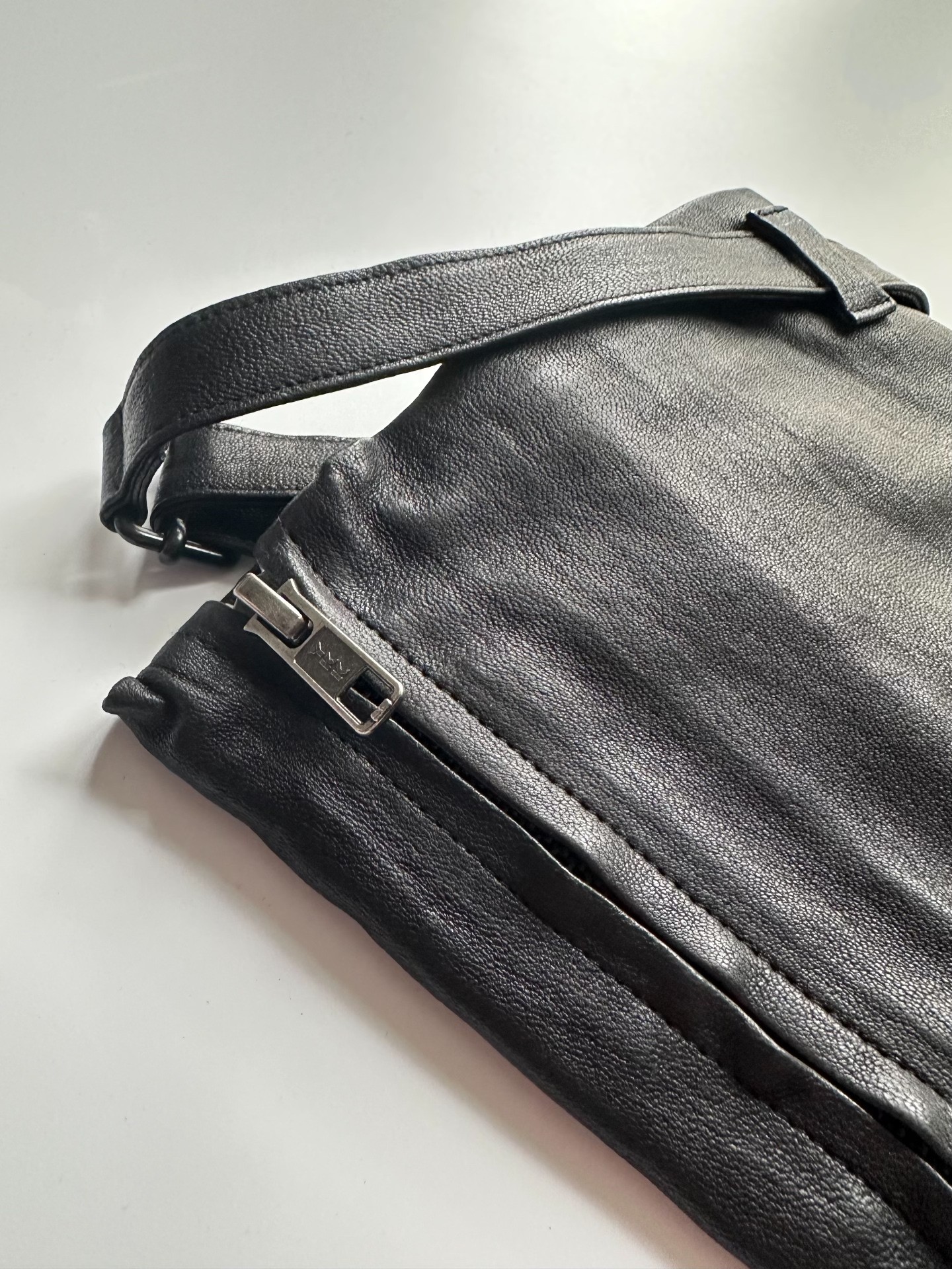 Ann Demeulemeester 12AW Leather Long Gloves — label