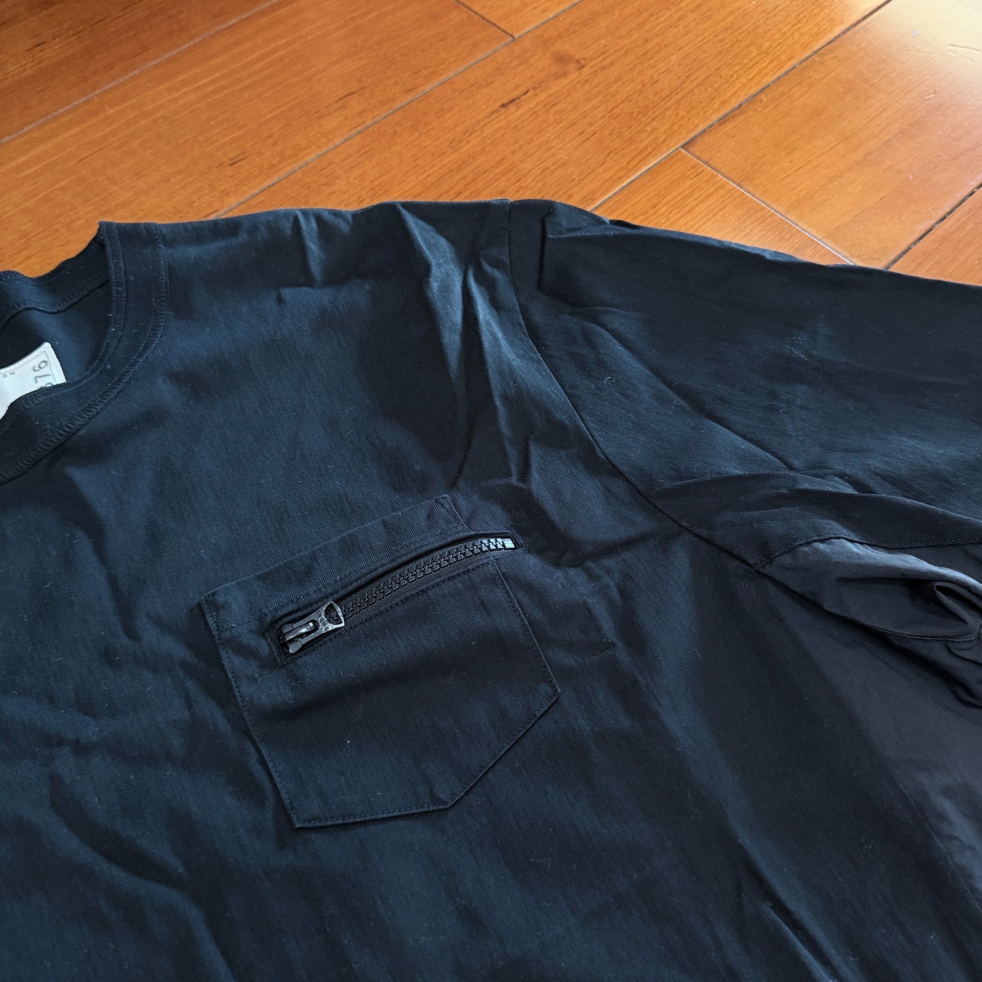 Sacai Deconstructed Pocket Short Sleeve Tee — label