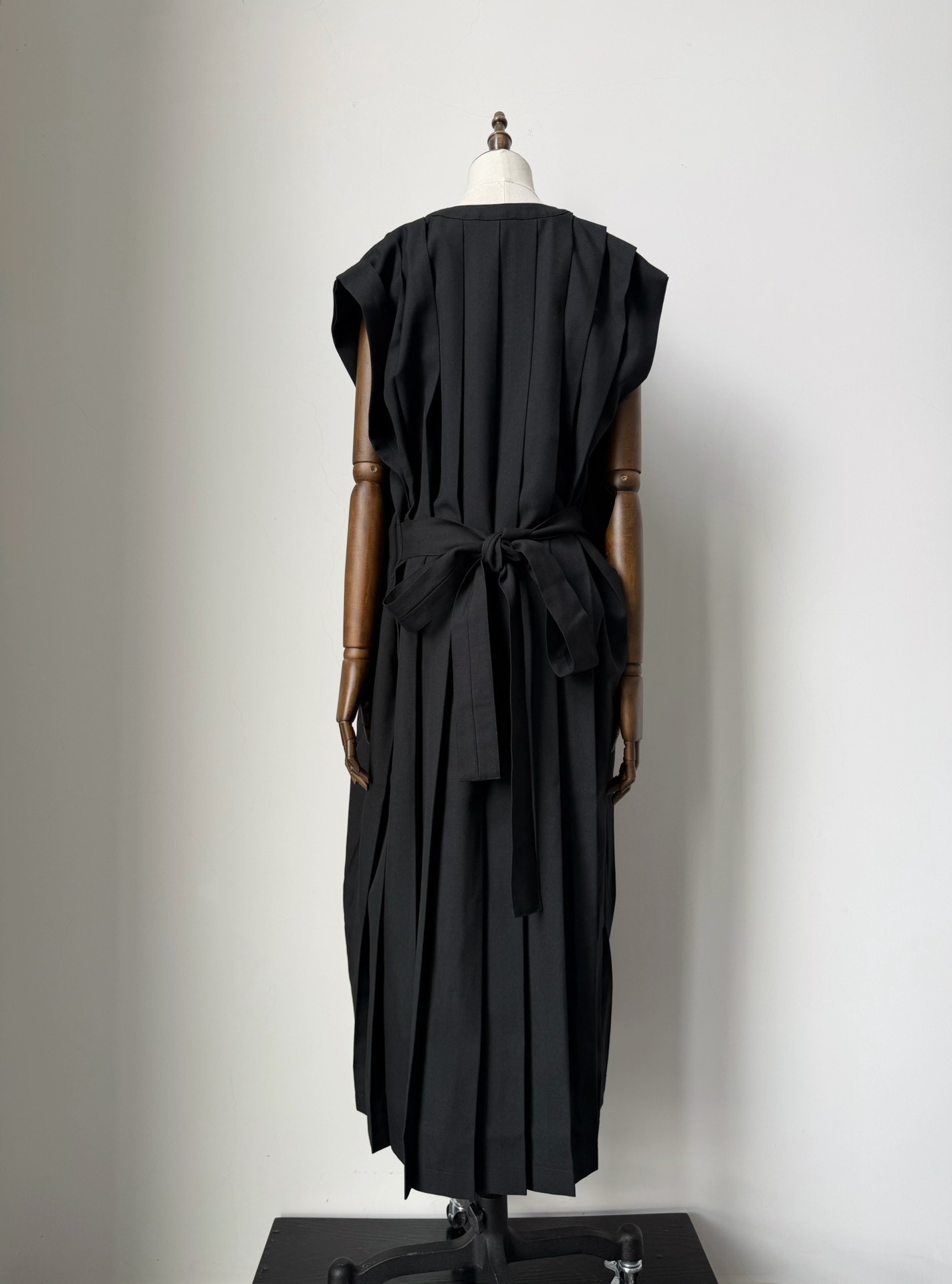 Comme des Garcons 1985 Pleated Dress — detail