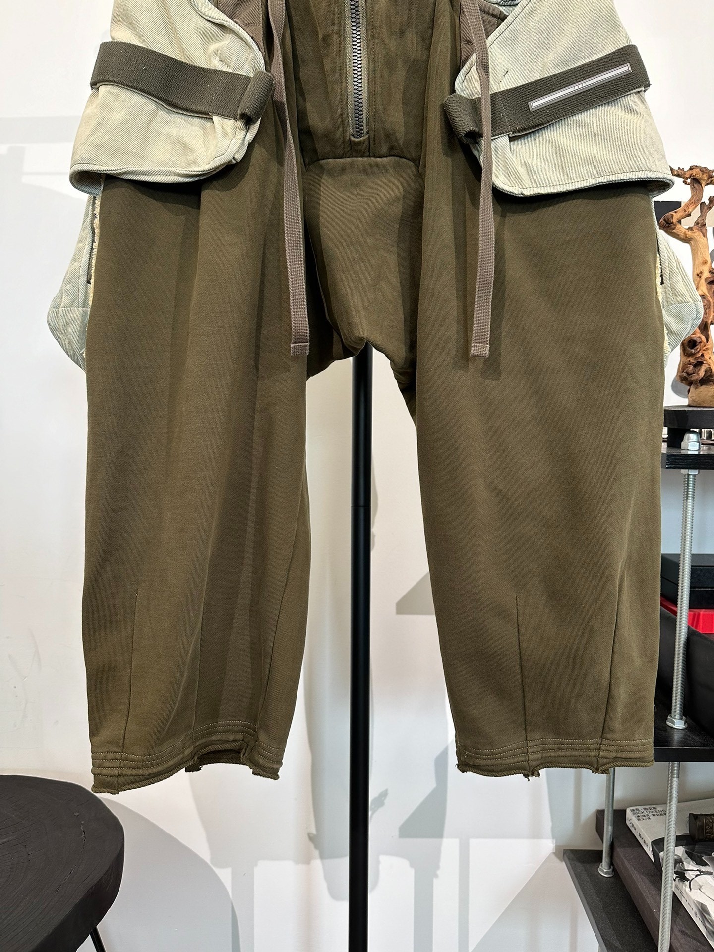 Hamcus Wasteland Style Cropped Cargo Pants — label