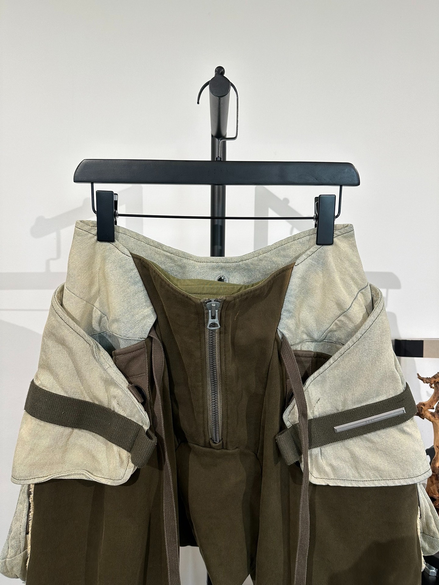 Hamcus Wasteland Style Cropped Cargo Pants — detail