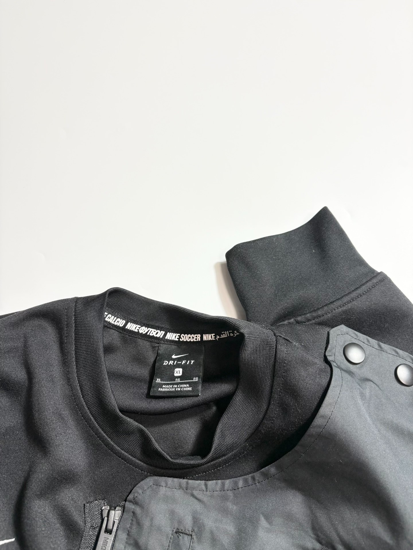 Nike Detachable Panel Crewneck Sweatshirt — label