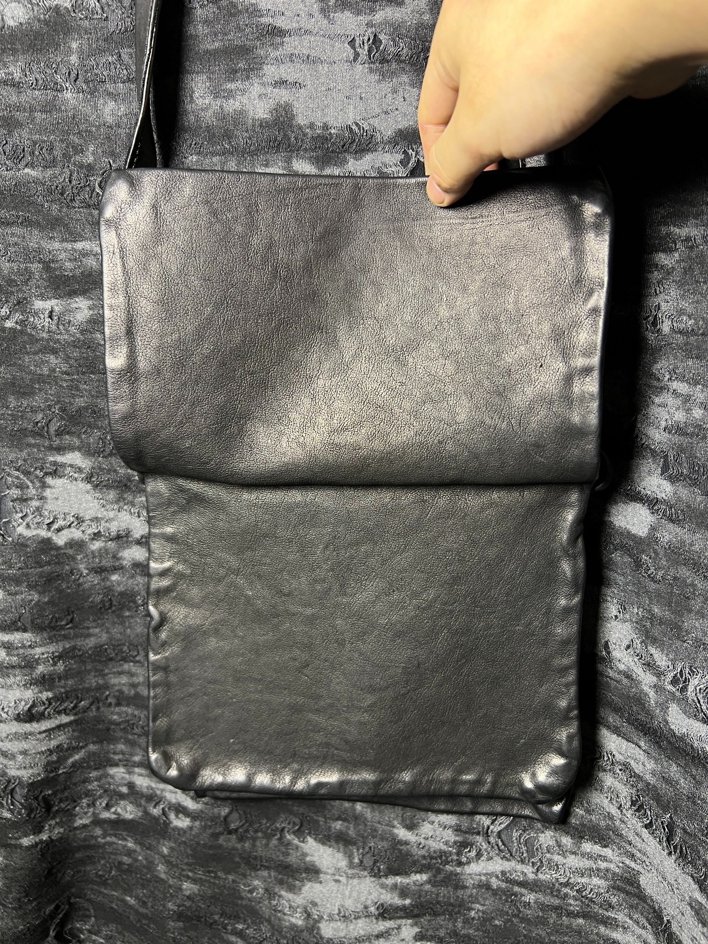 GUIDI Small Black Crossbody Leather Bag — detail
