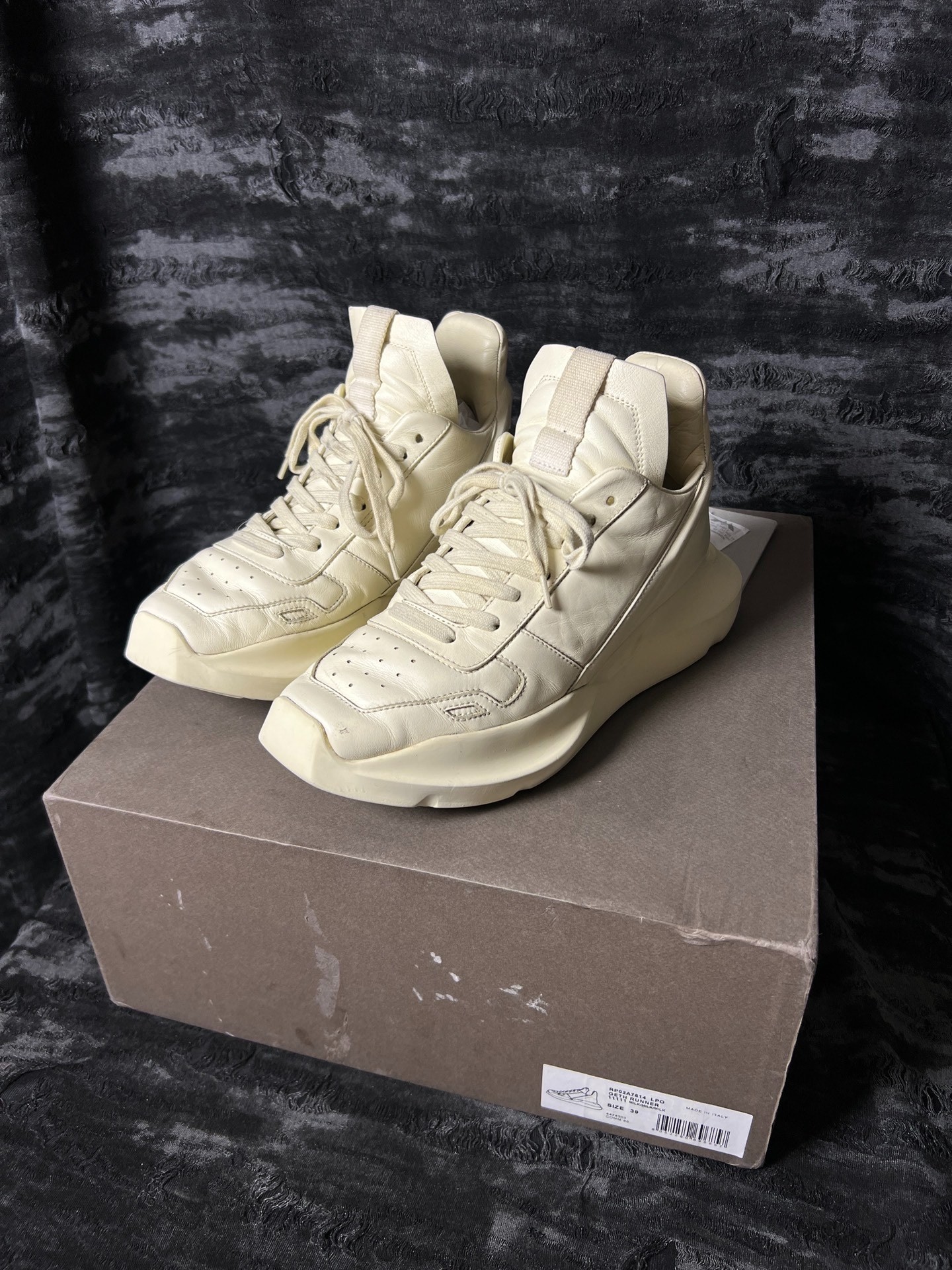 Rick Owens 23FW White Leather Sneakers — detail