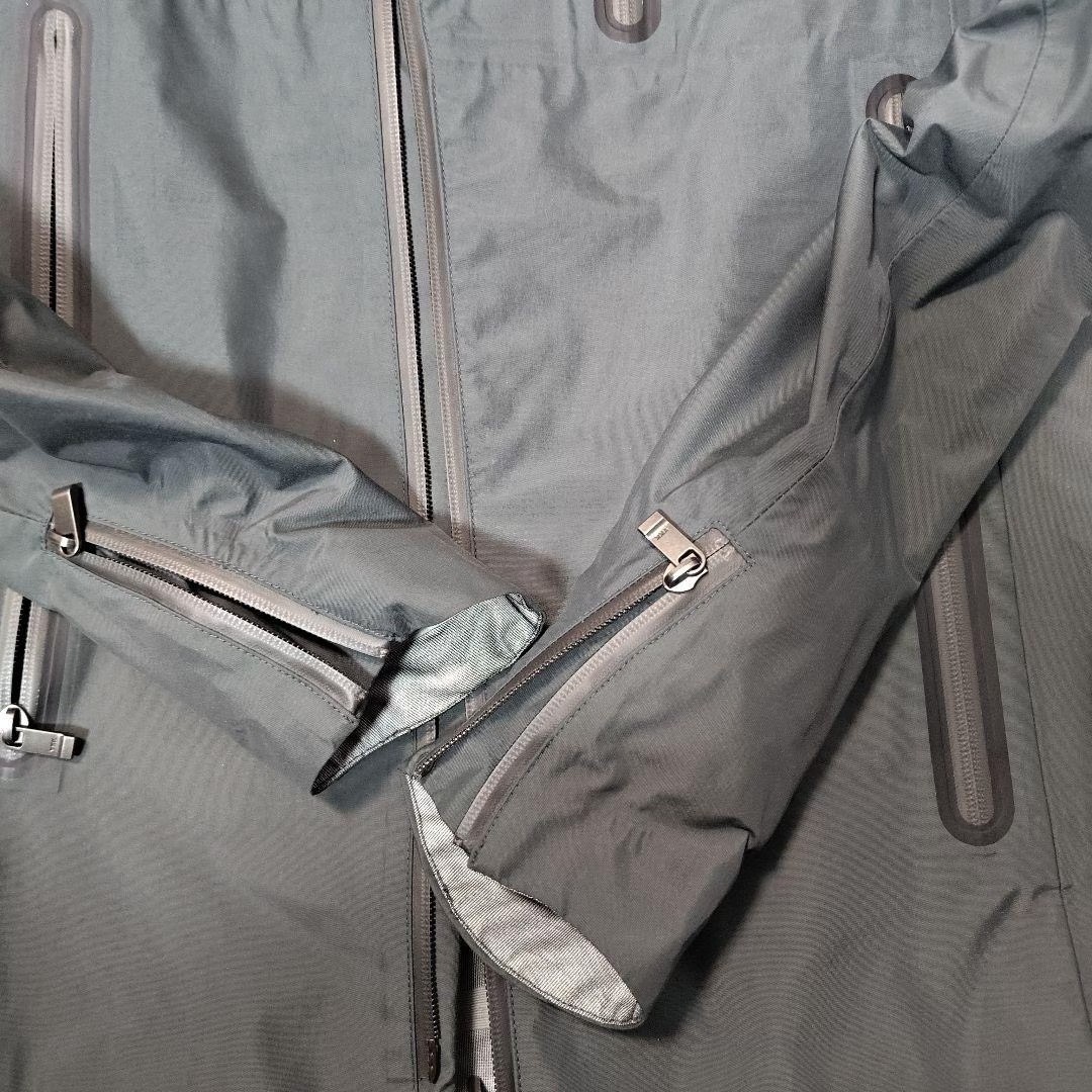 Devoa 3-Layer Full-Seam Rain Jacket — detail