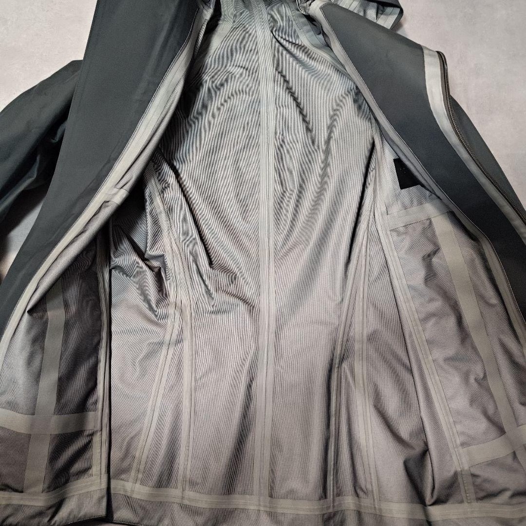 Devoa 3-Layer Full-Seam Rain Jacket — label