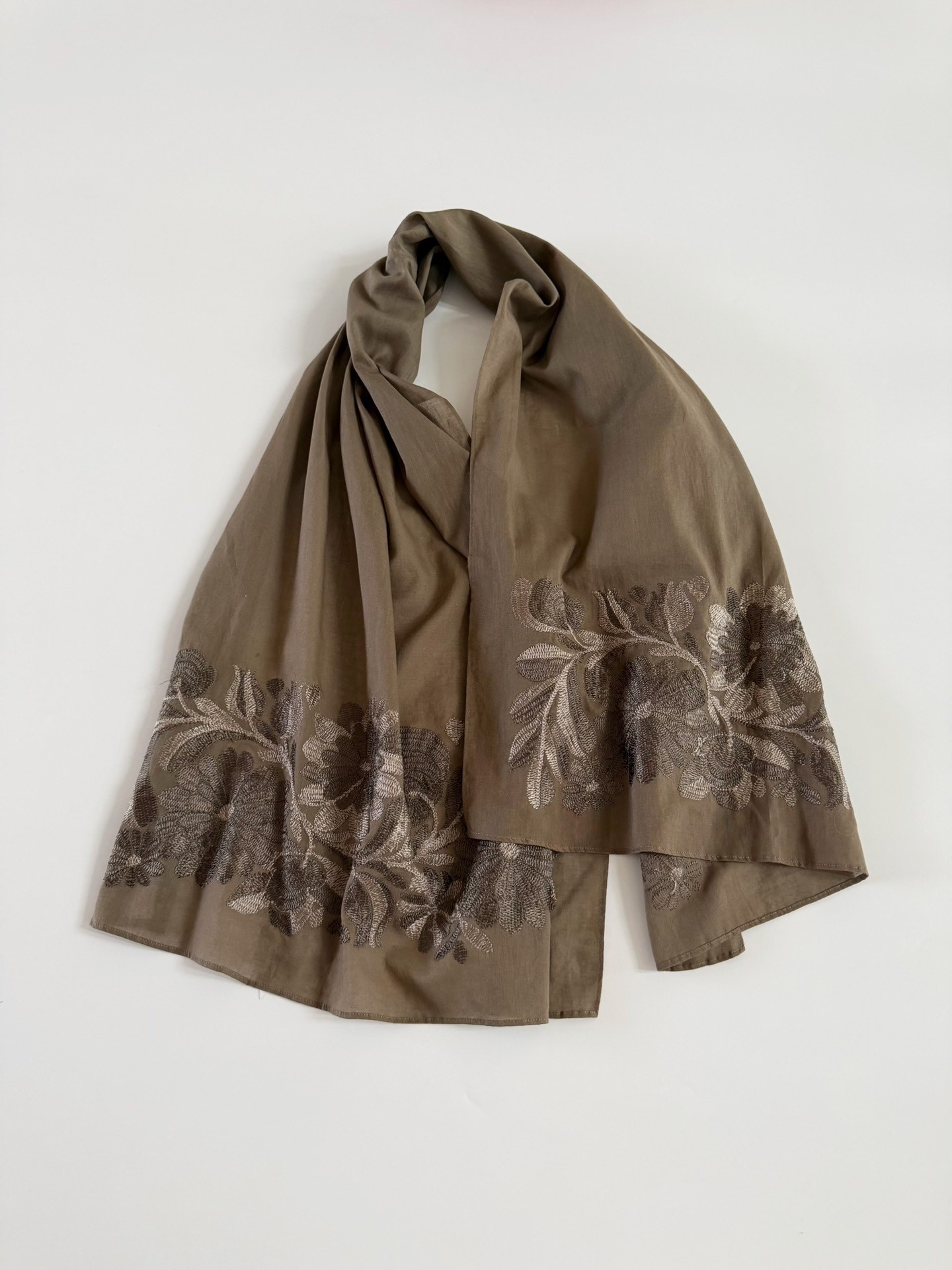 Comme des Garcons Tricot Embroidered Shawl — label