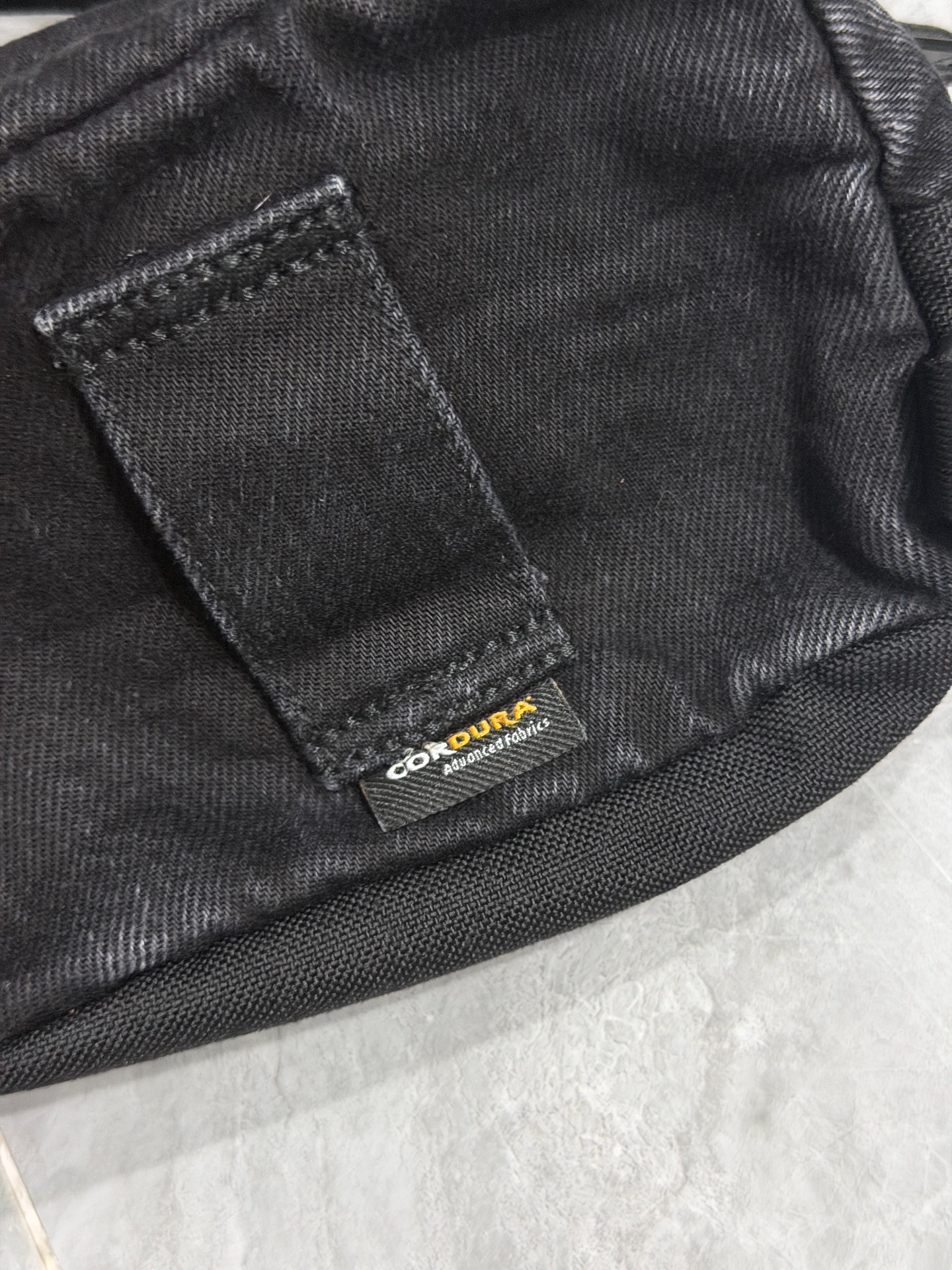 Supreme FW25 Mini Crossbody Bag — detail