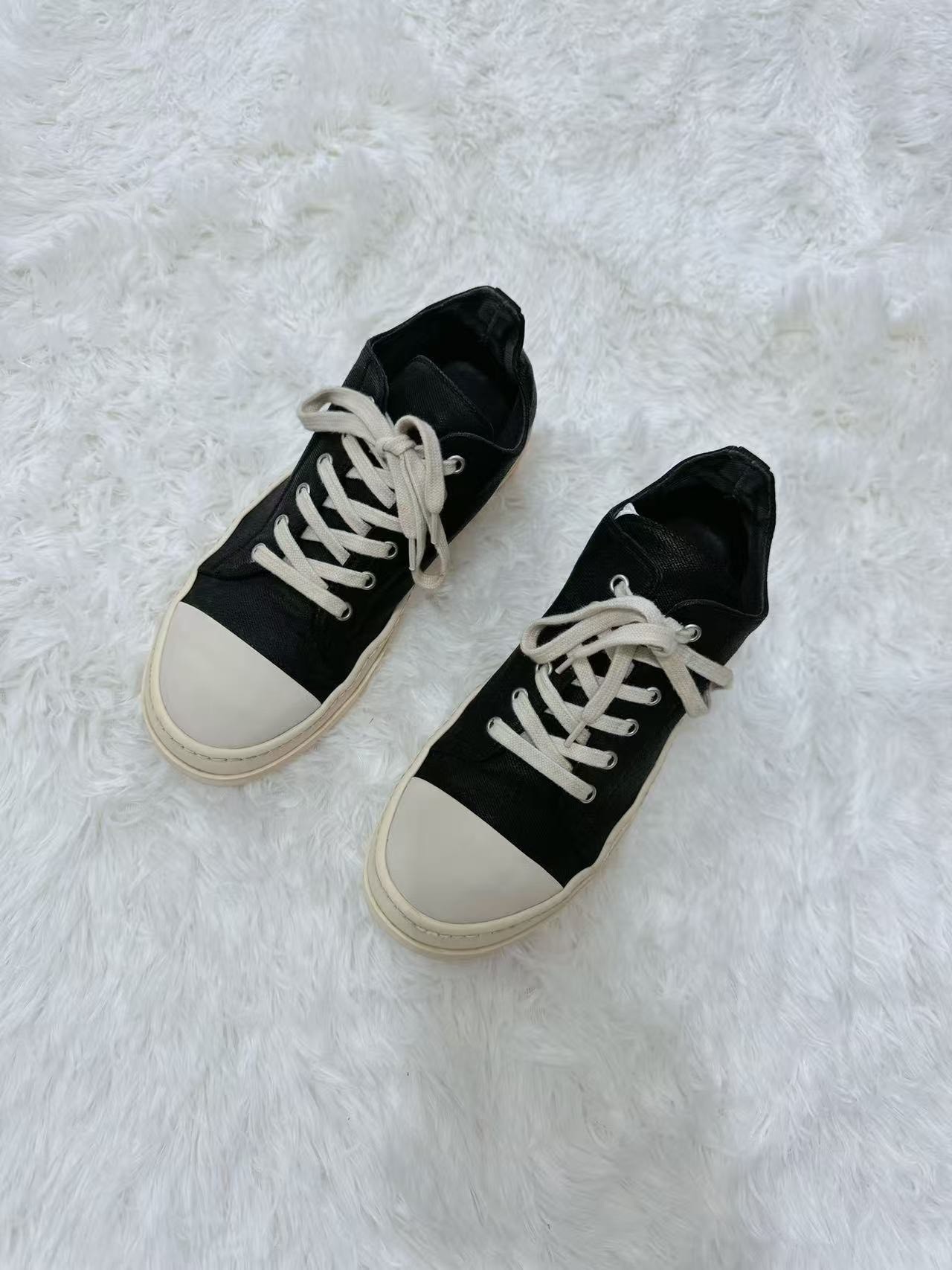 Rick Owens 16FW Black Low-Top Sneakers — detail