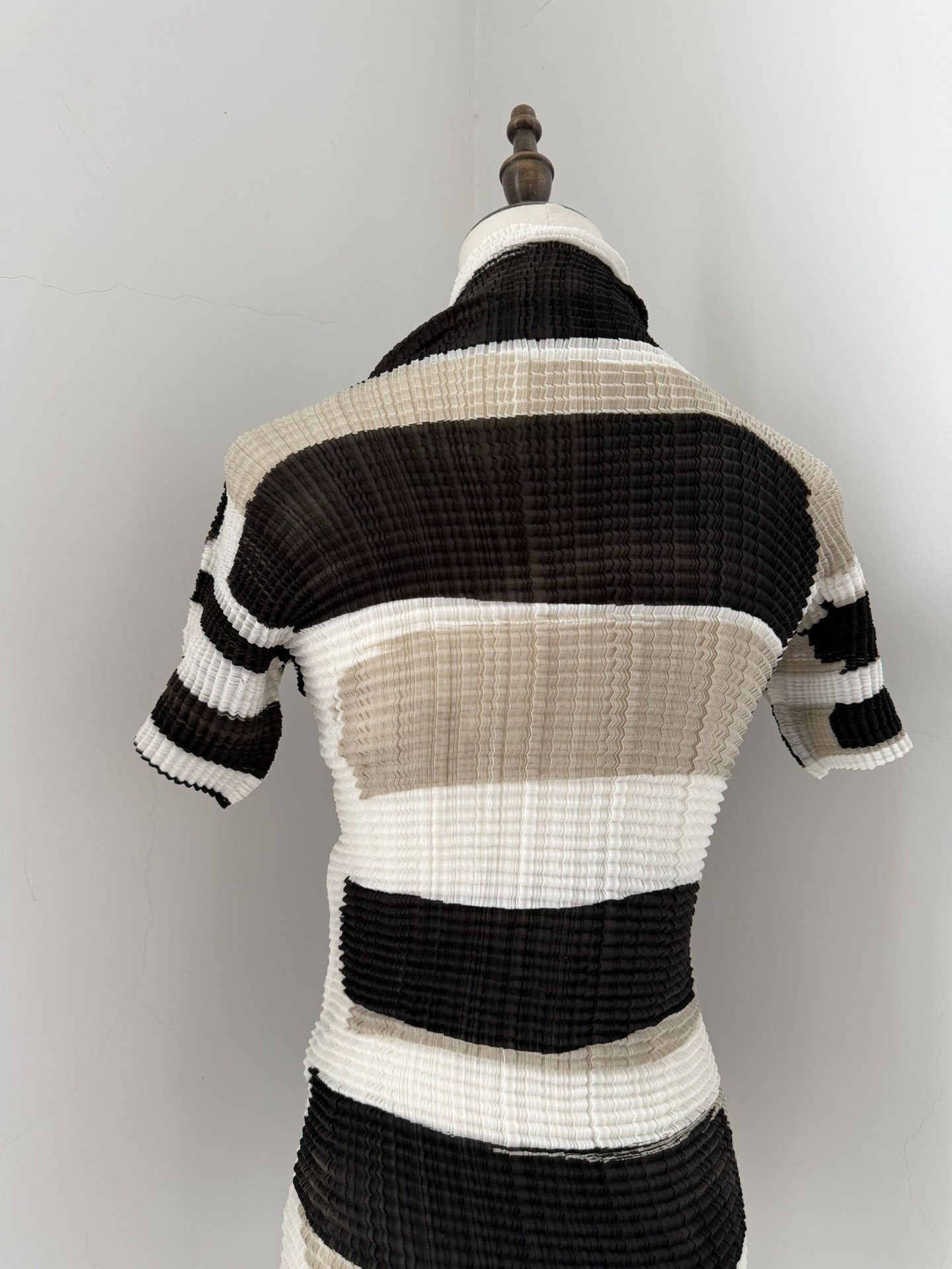 Issey Miyake High-Neck Pleated Top — label