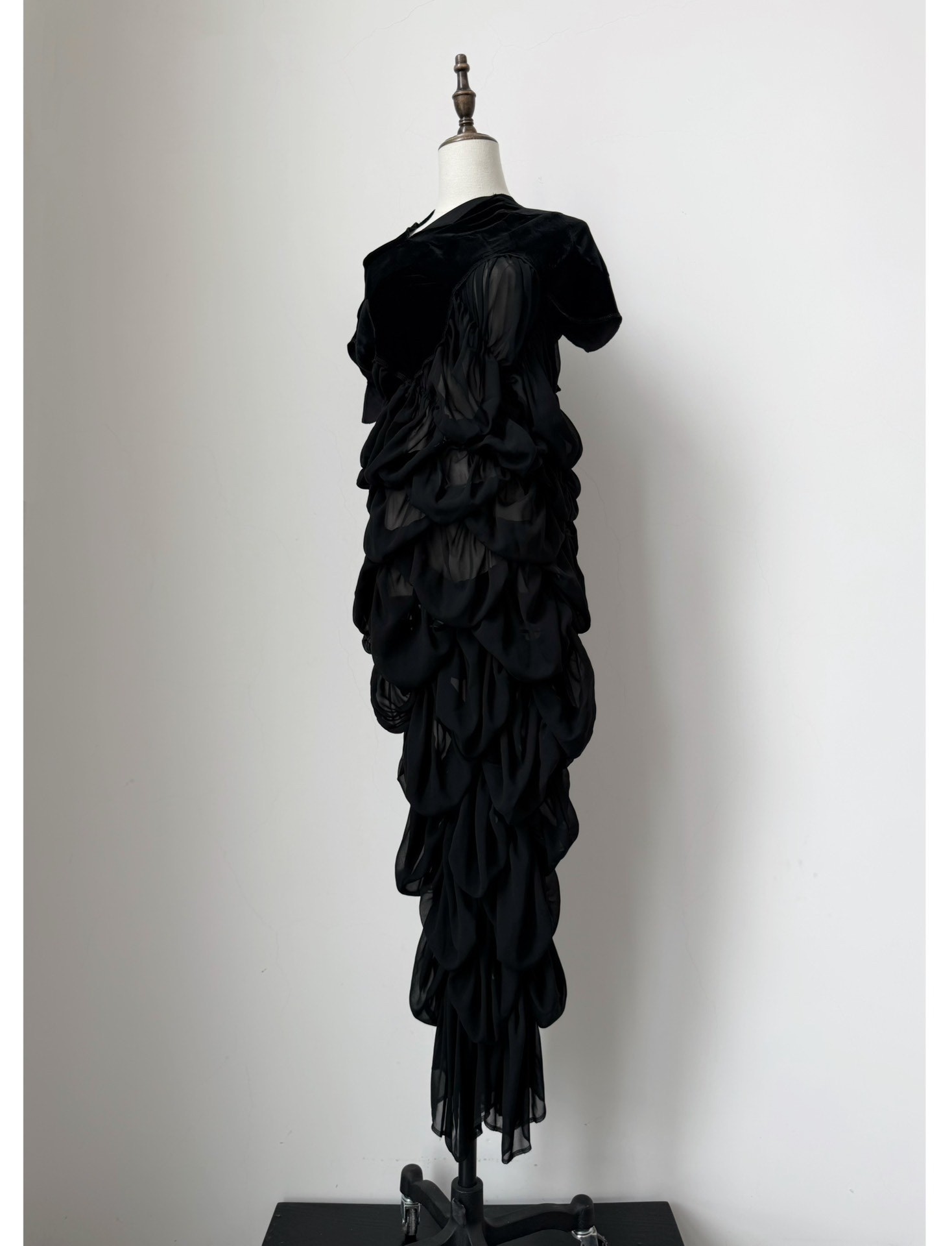 Comme des Garcons 2008 Runway Velvet Collar Dress — label