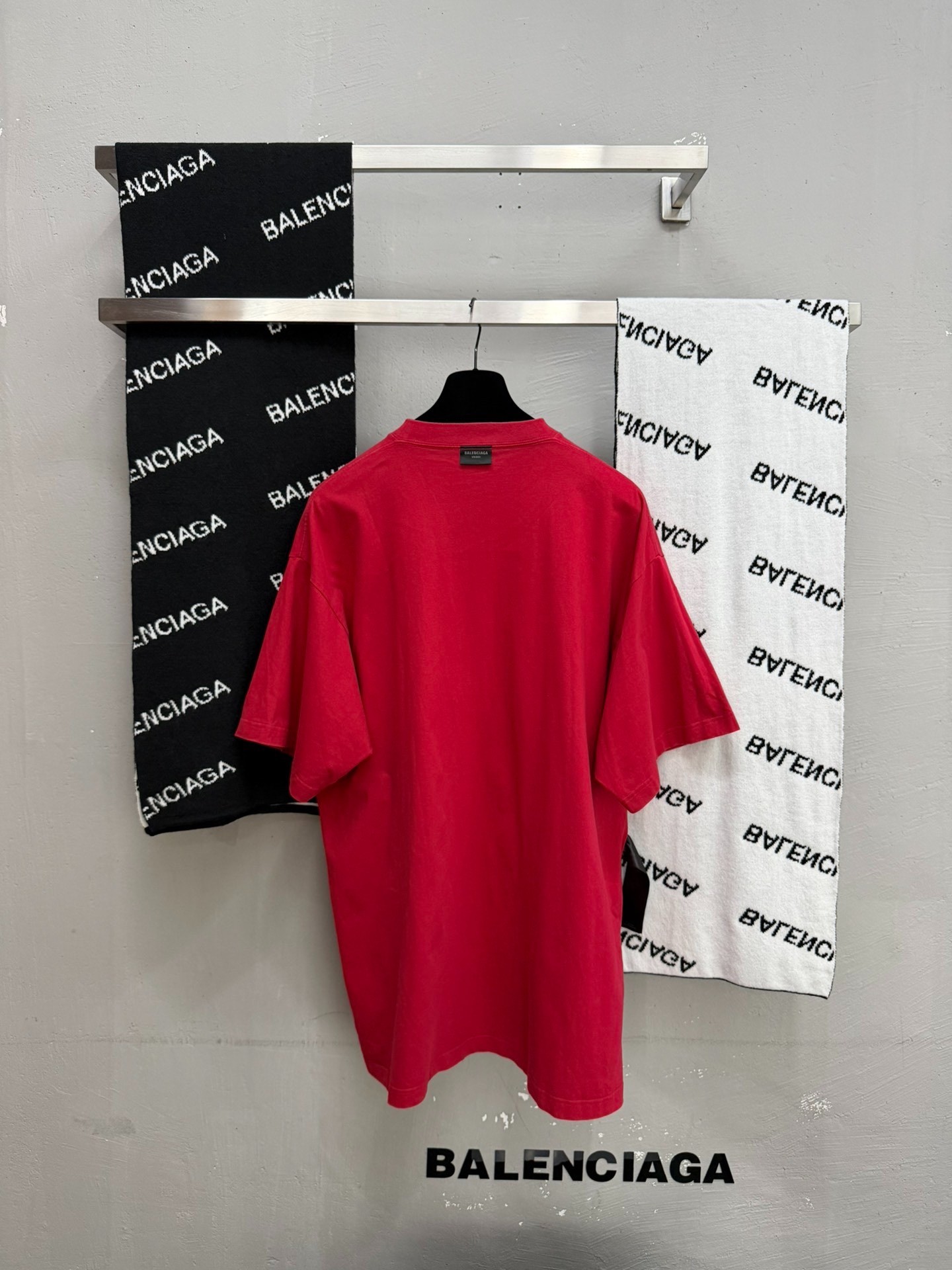 Balenciaga Red Oversized T-Shirt — detail