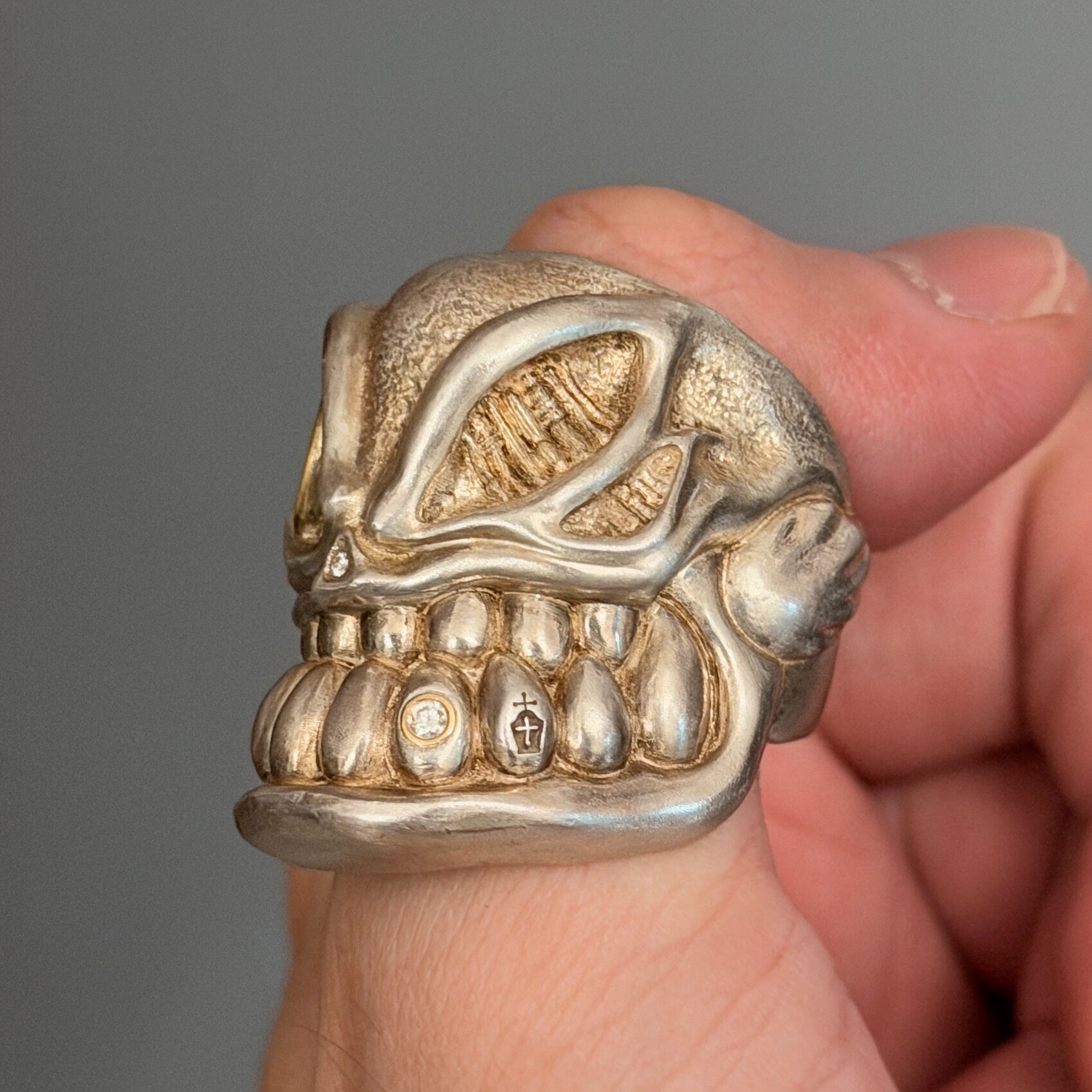 Kaneworks Kraken Trident Skull Ring — detail