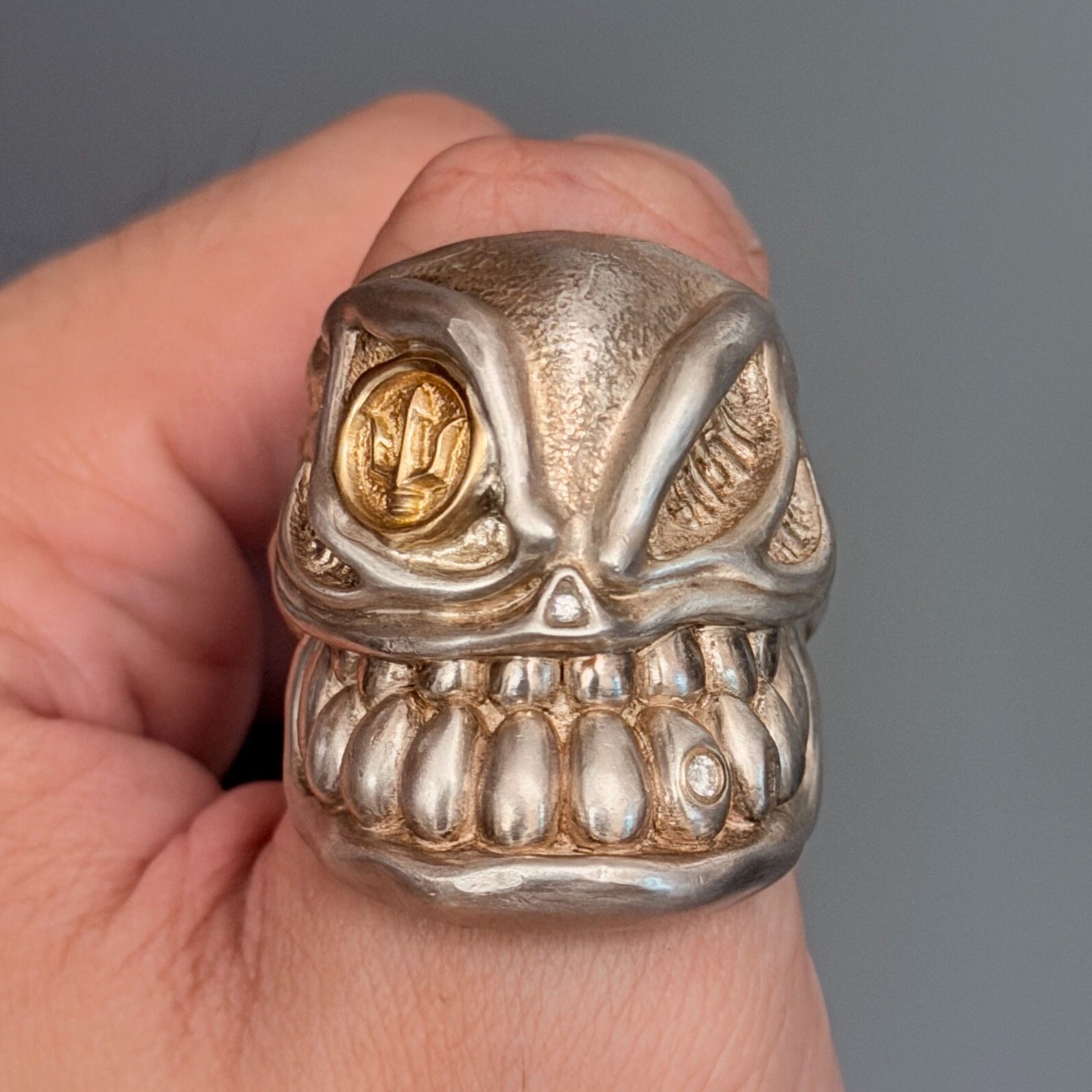 Kaneworks Kraken Trident Skull Ring — front