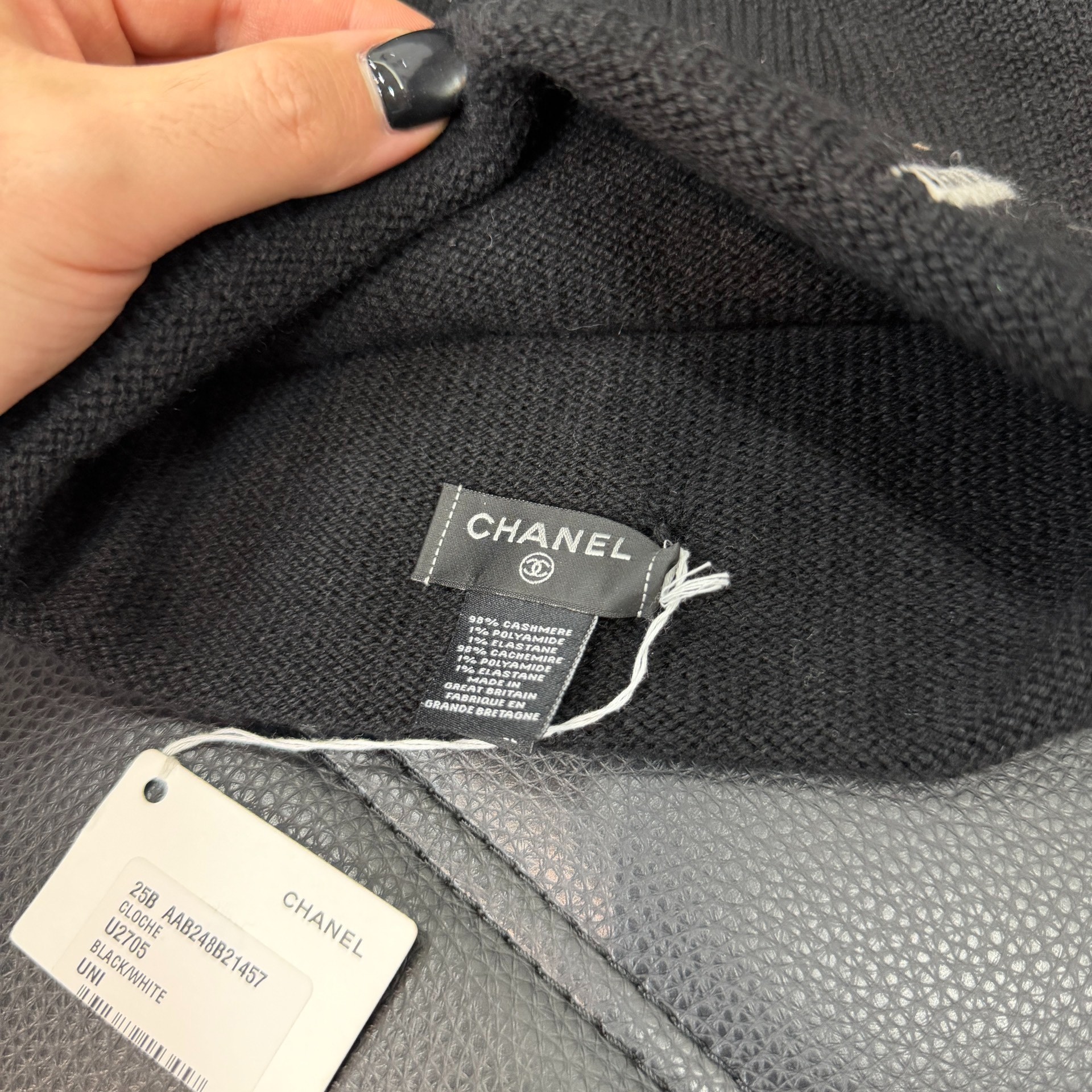 Chanel 25B Black Knit Beanie — label