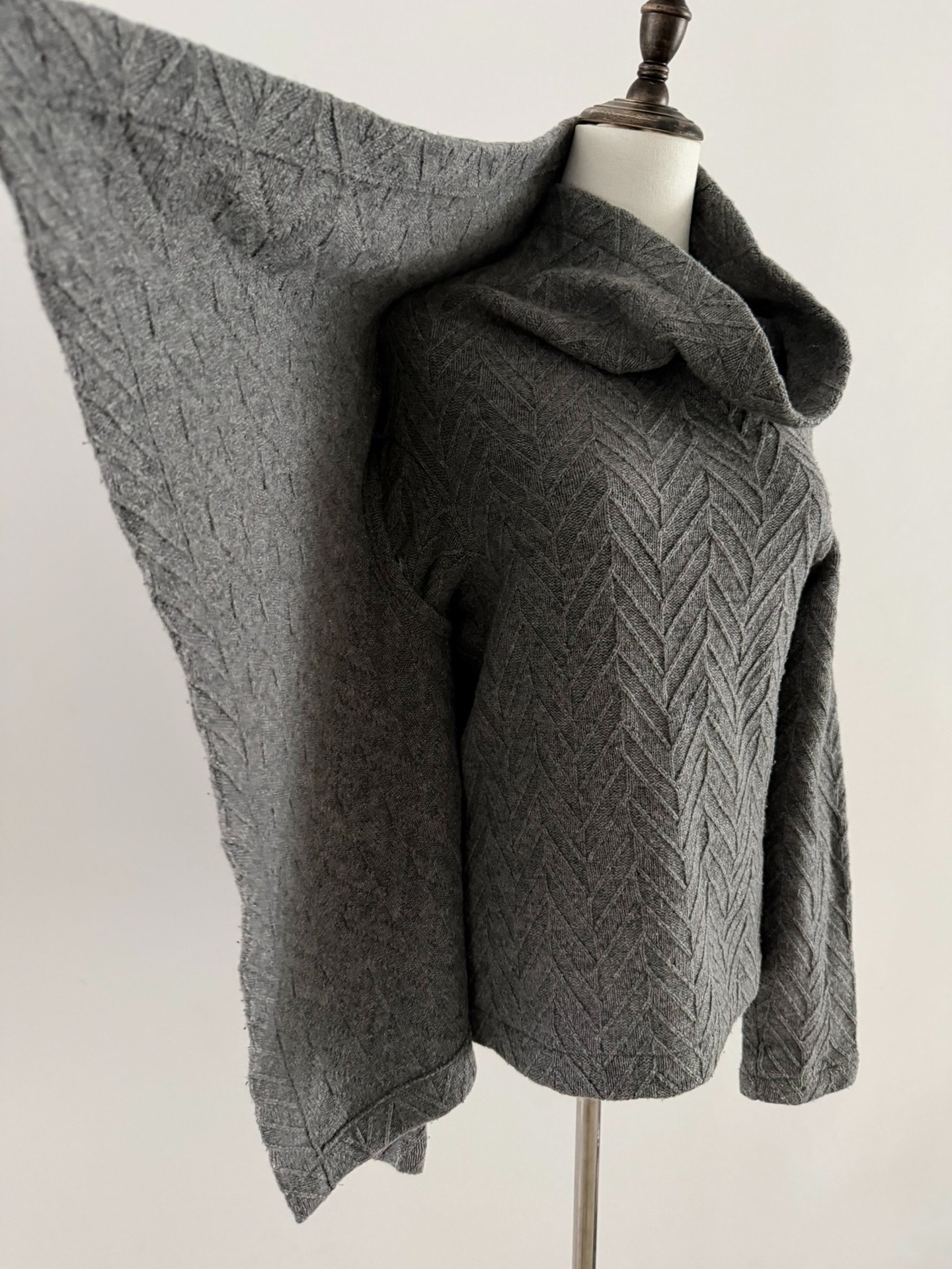 Comme des Garcons 99AW Gray Wrap Knit Sweater — detail