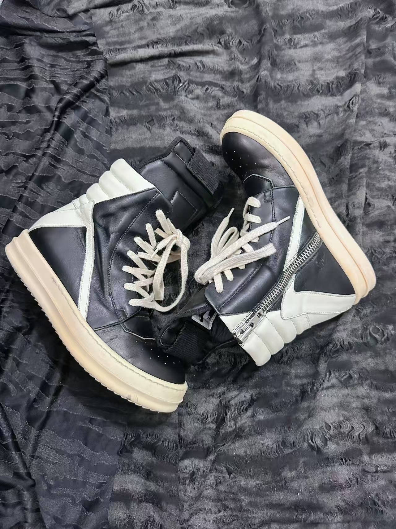 Rick Owens DRKSHDW Inverted Triangle High-Top — label