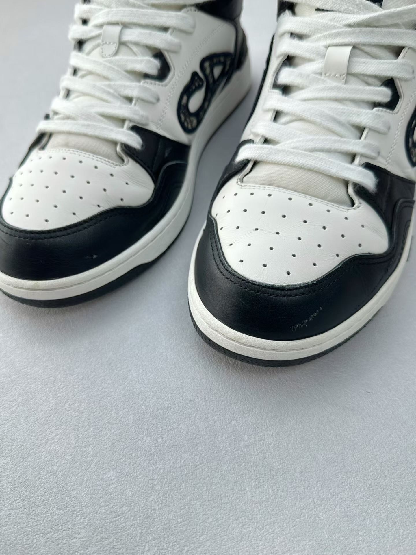 Dior x Kenny Scharf Black White Sneakers — detail