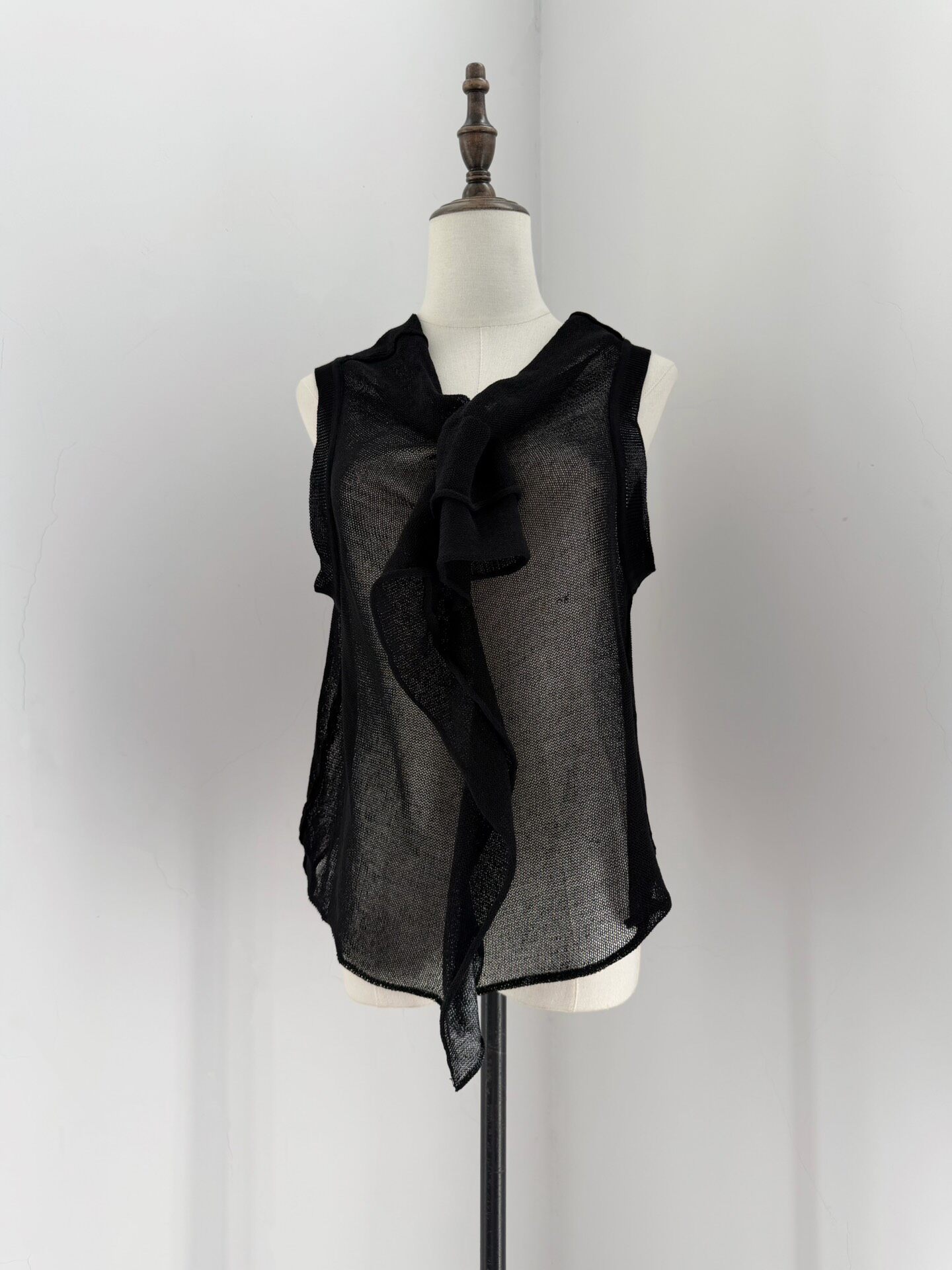 Y's Ruffled Knit Sleeveless Top