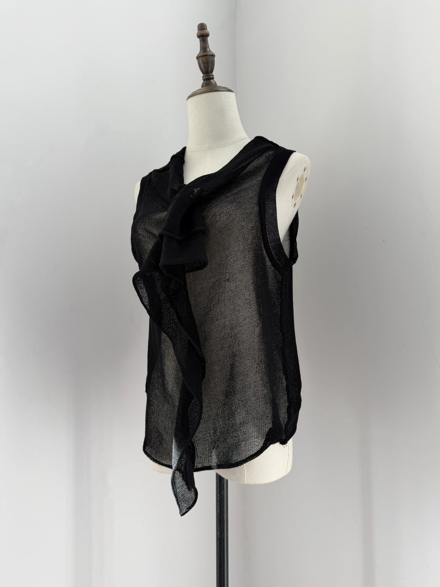 Y's Ruffled Knit Sleeveless Top — label