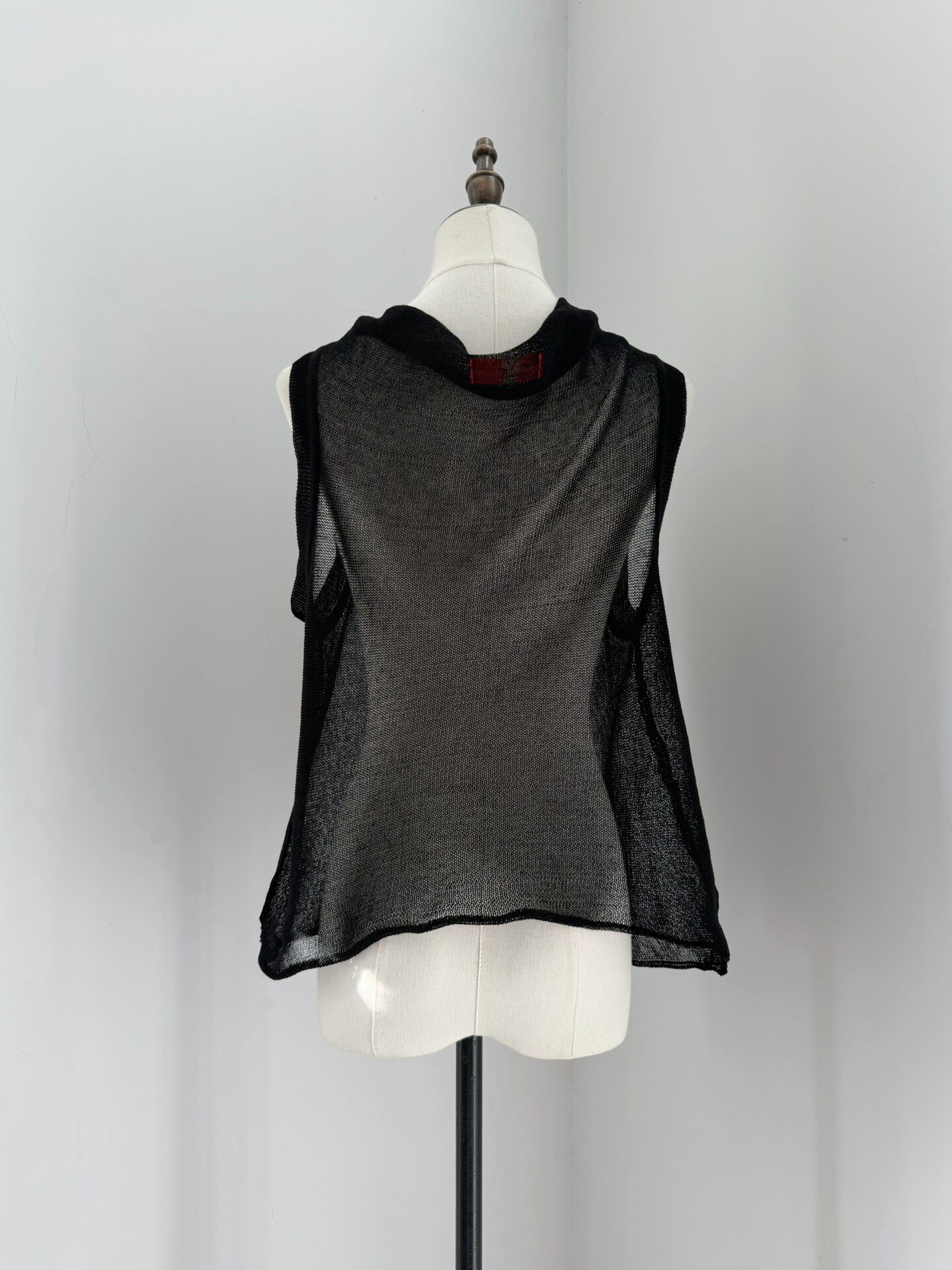 Y's Ruffled Knit Sleeveless Top — detail