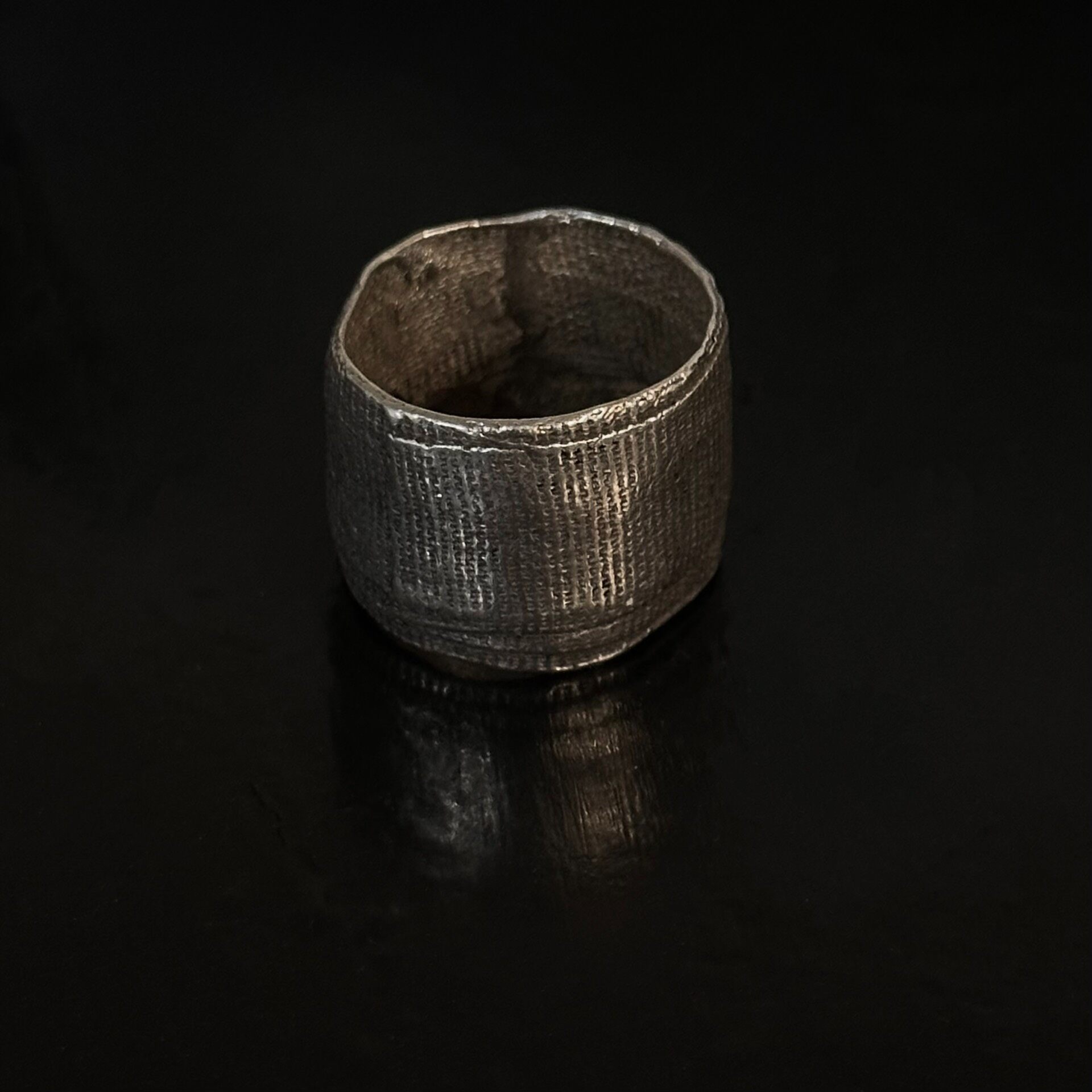 DETAJ VTGR03 Silver Band Ring — back