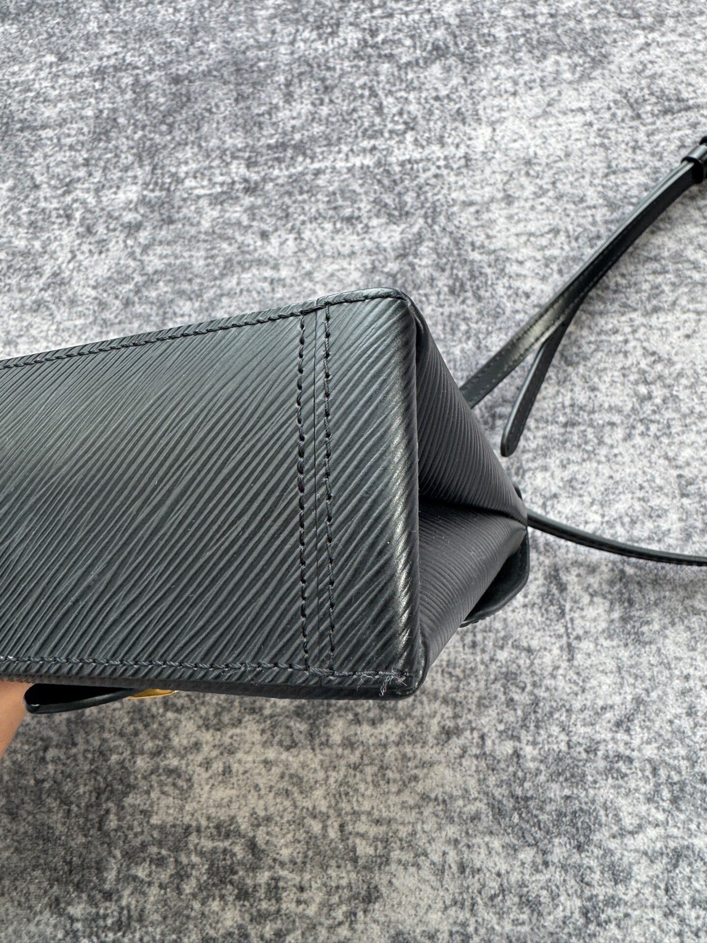Louis Vuitton Locky BB Black Epi Bag — label