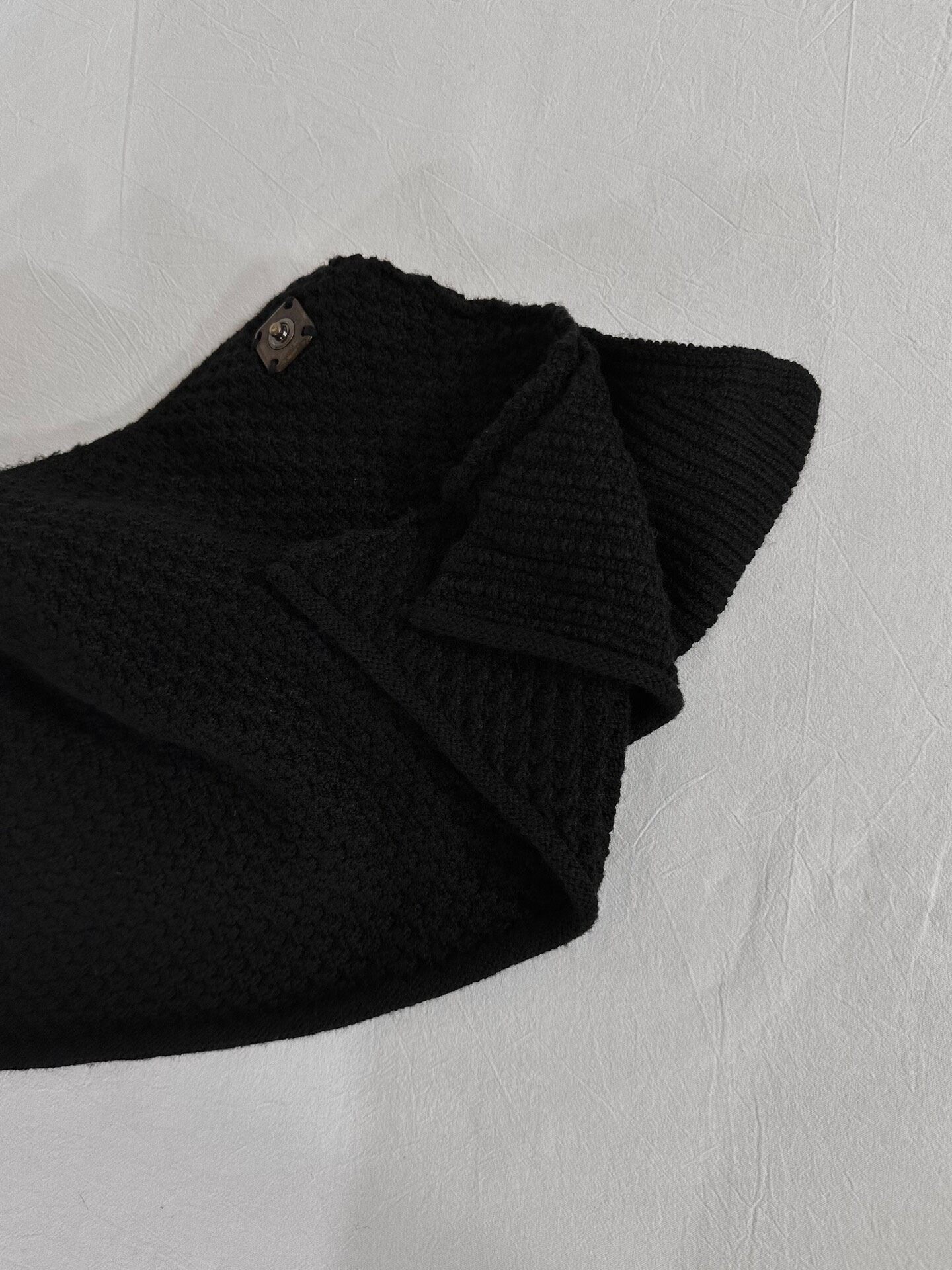 Devoa Cashmere Blend Button Knit Scarf — label