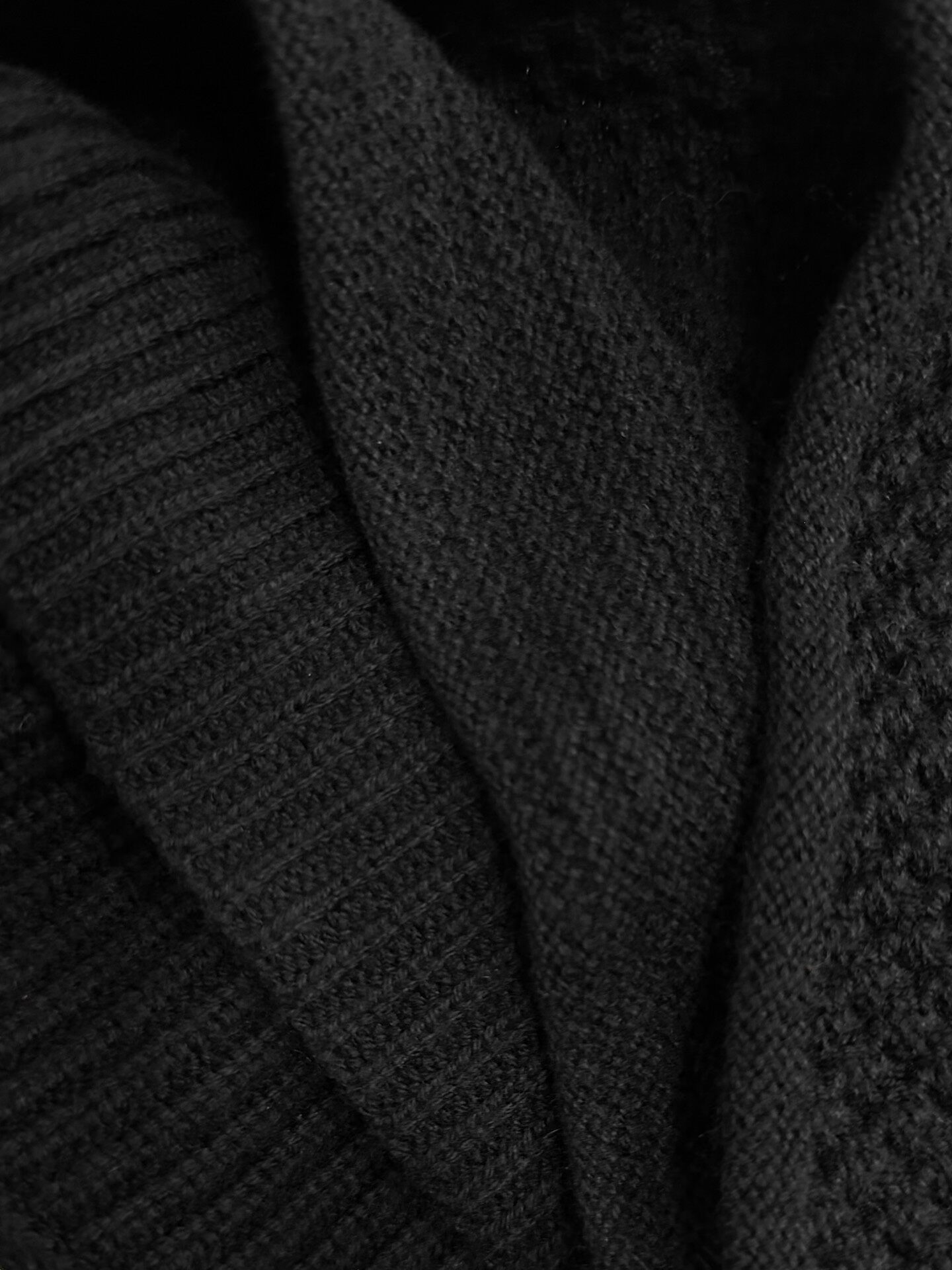 Devoa Cashmere Blend Button Knit Scarf — detail