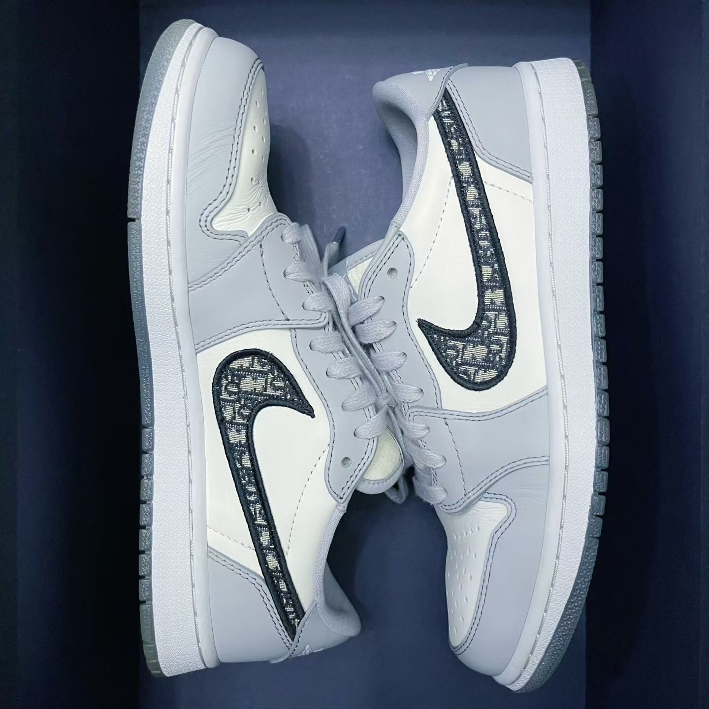 Dior x Air Jordan 1 Low Sneakers — label