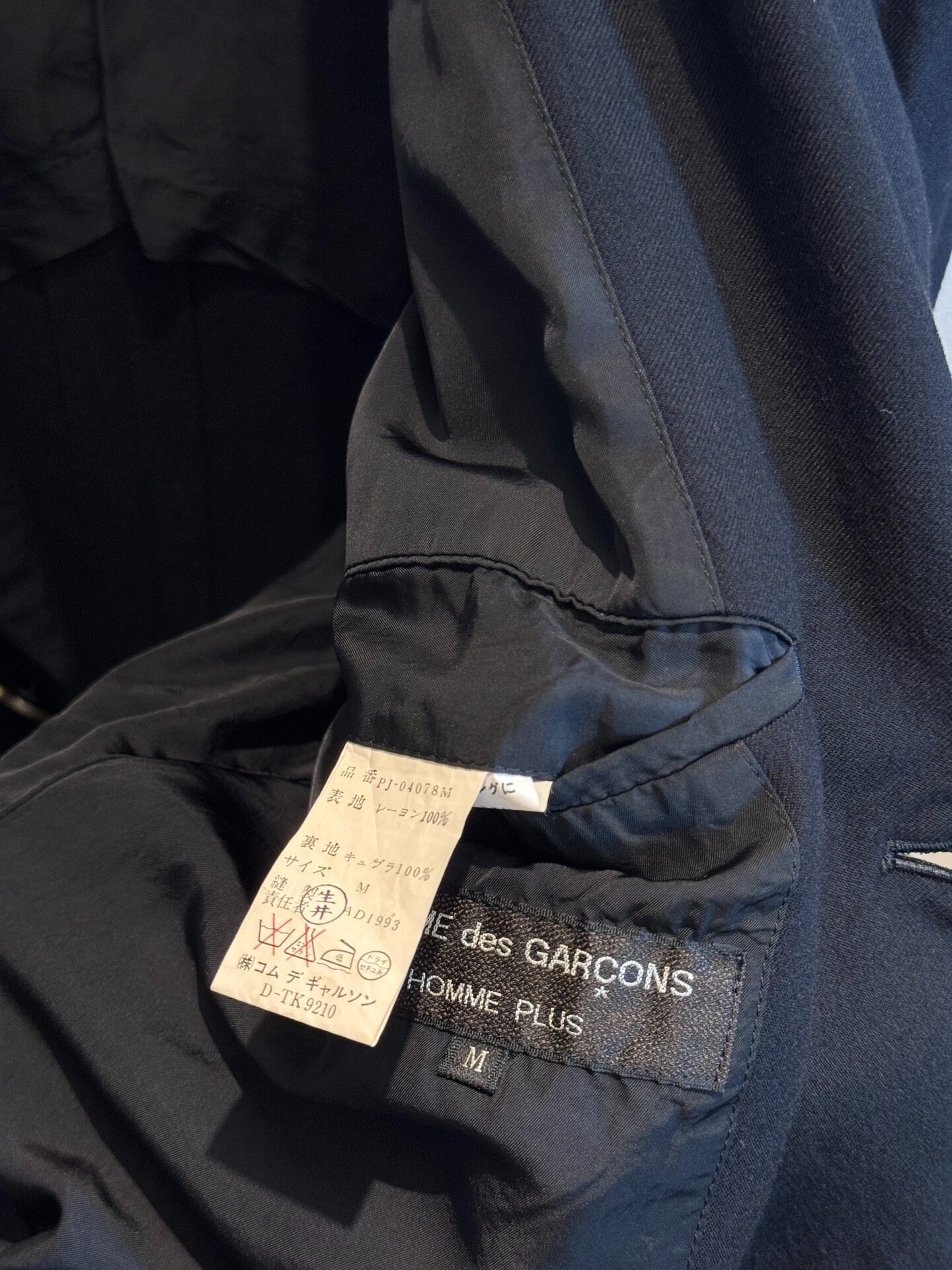 Comme Des Garcons 93AW De-colored Blazer — label