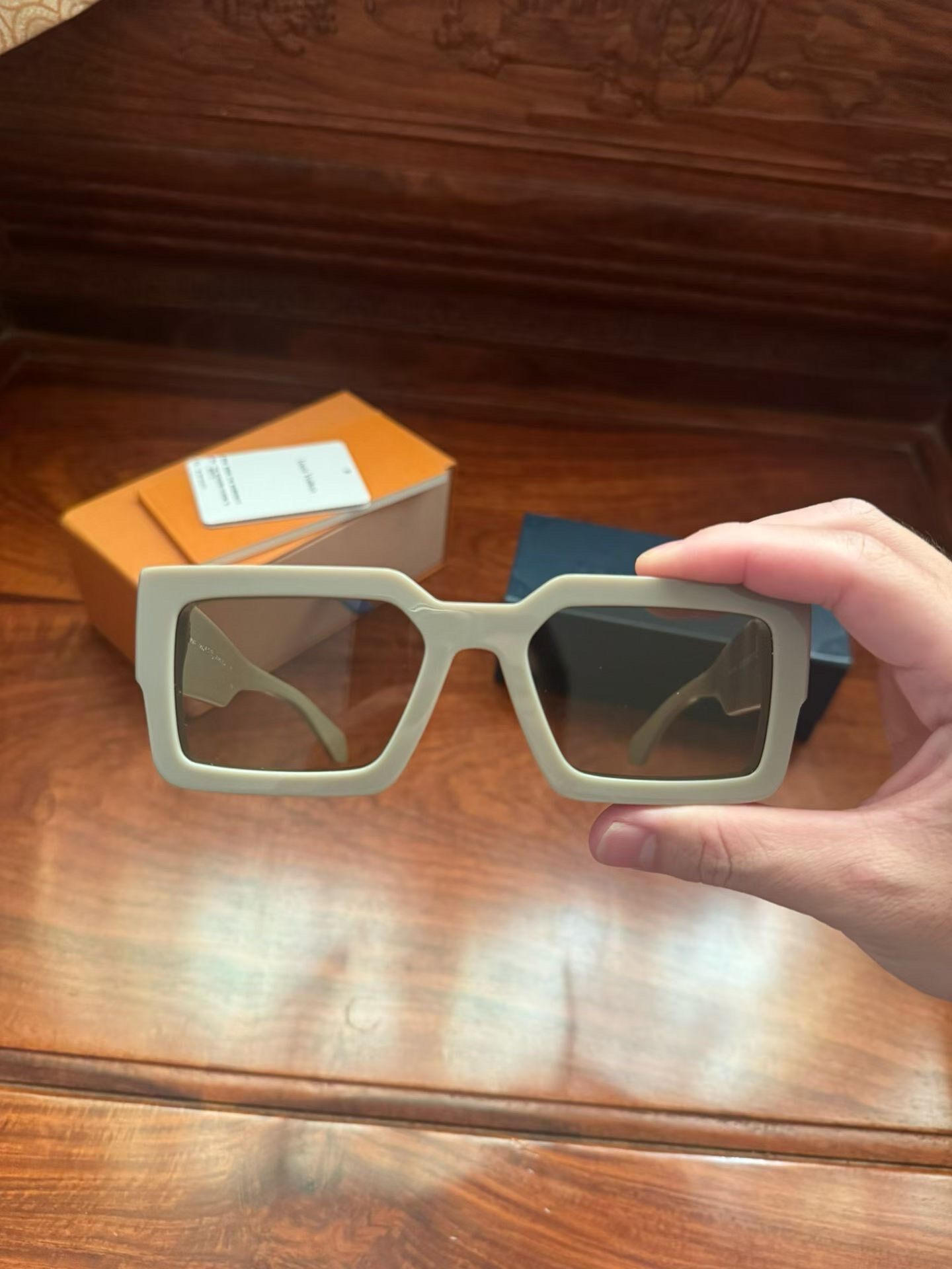 Louis Vuitton New Beige Rectangular Sunglasses — detail