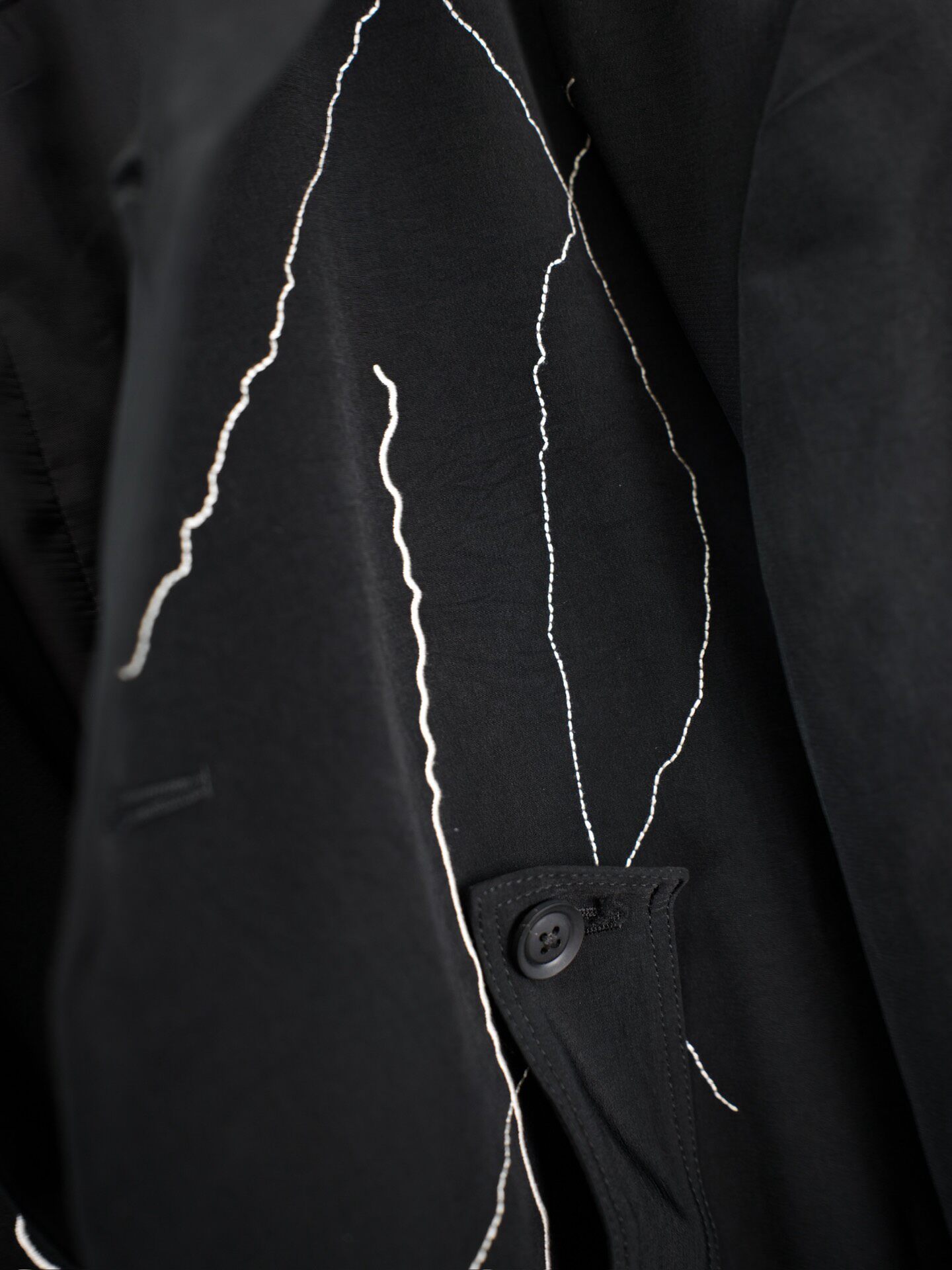 Yohji Yamamoto 26SS Cracked Embroidery Coat — label