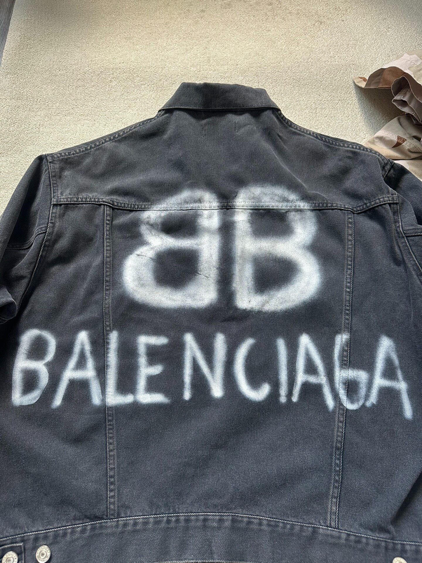 Balenciaga Spray Logo Denim Jacket — detail