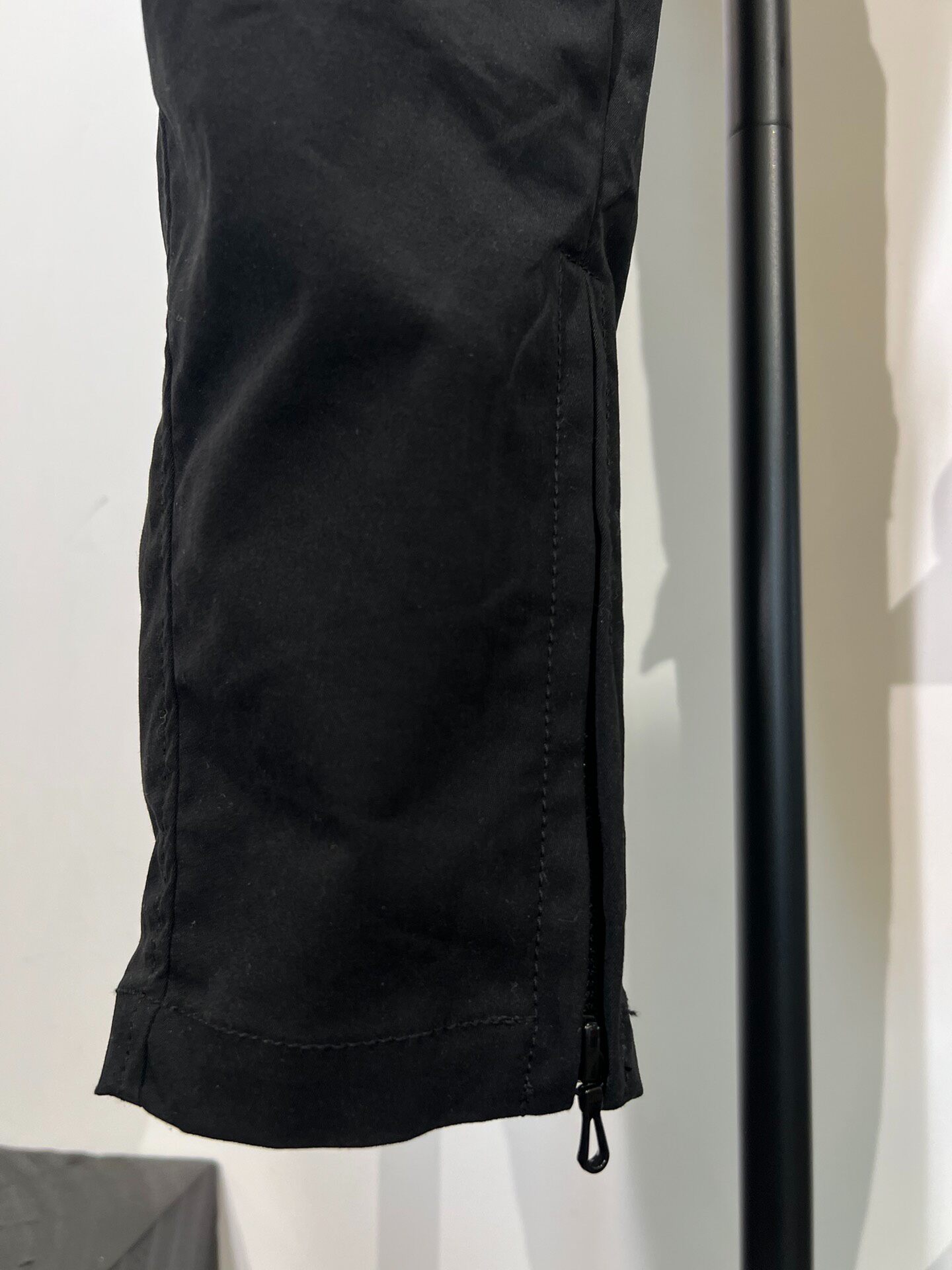 Julius_7 Hollow Slim Trousers — label