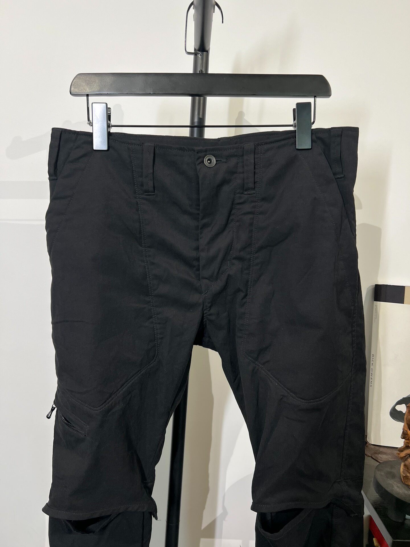 Julius_7 Hollow Slim Trousers — detail