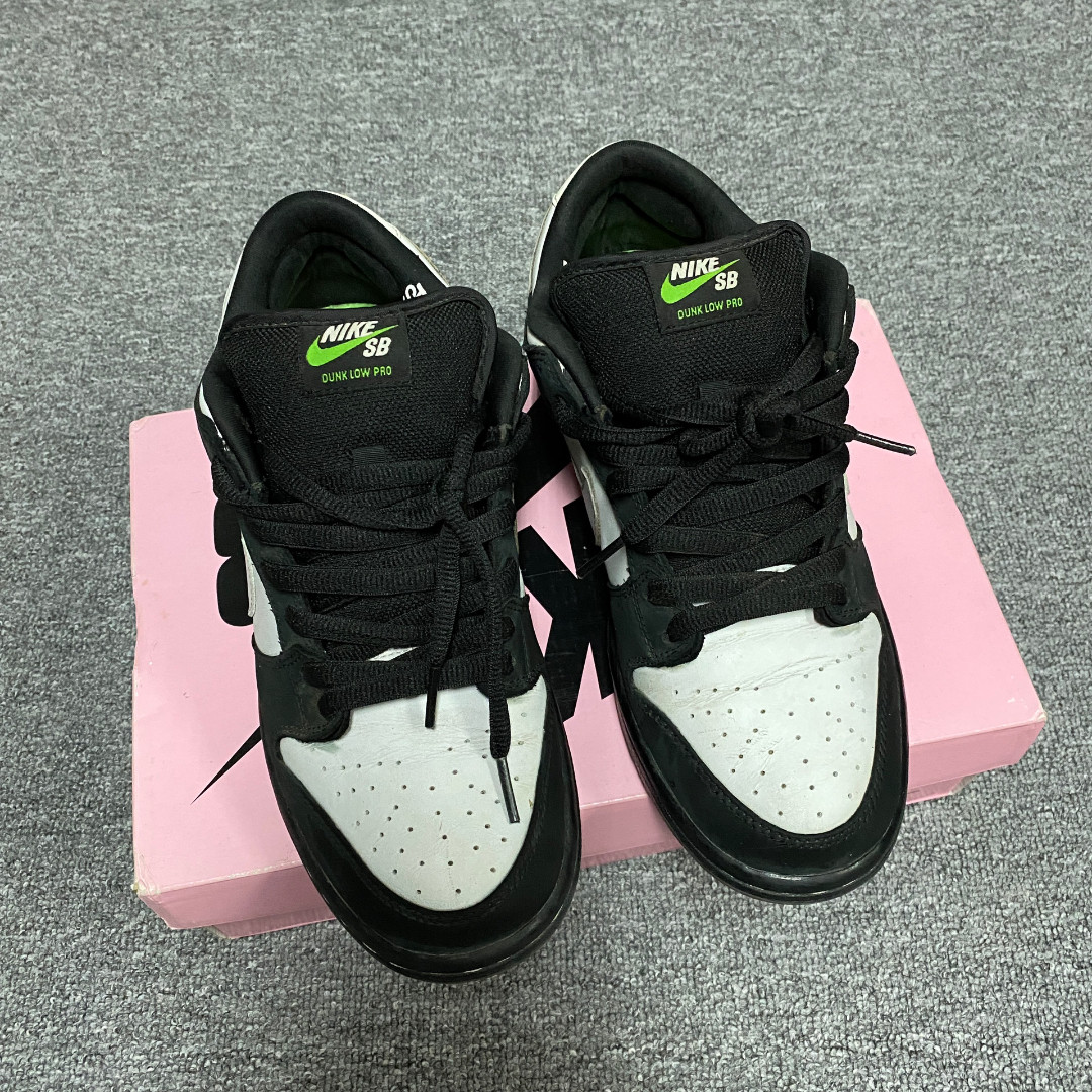 Nike Dunk Staple Black Pigeon — detail