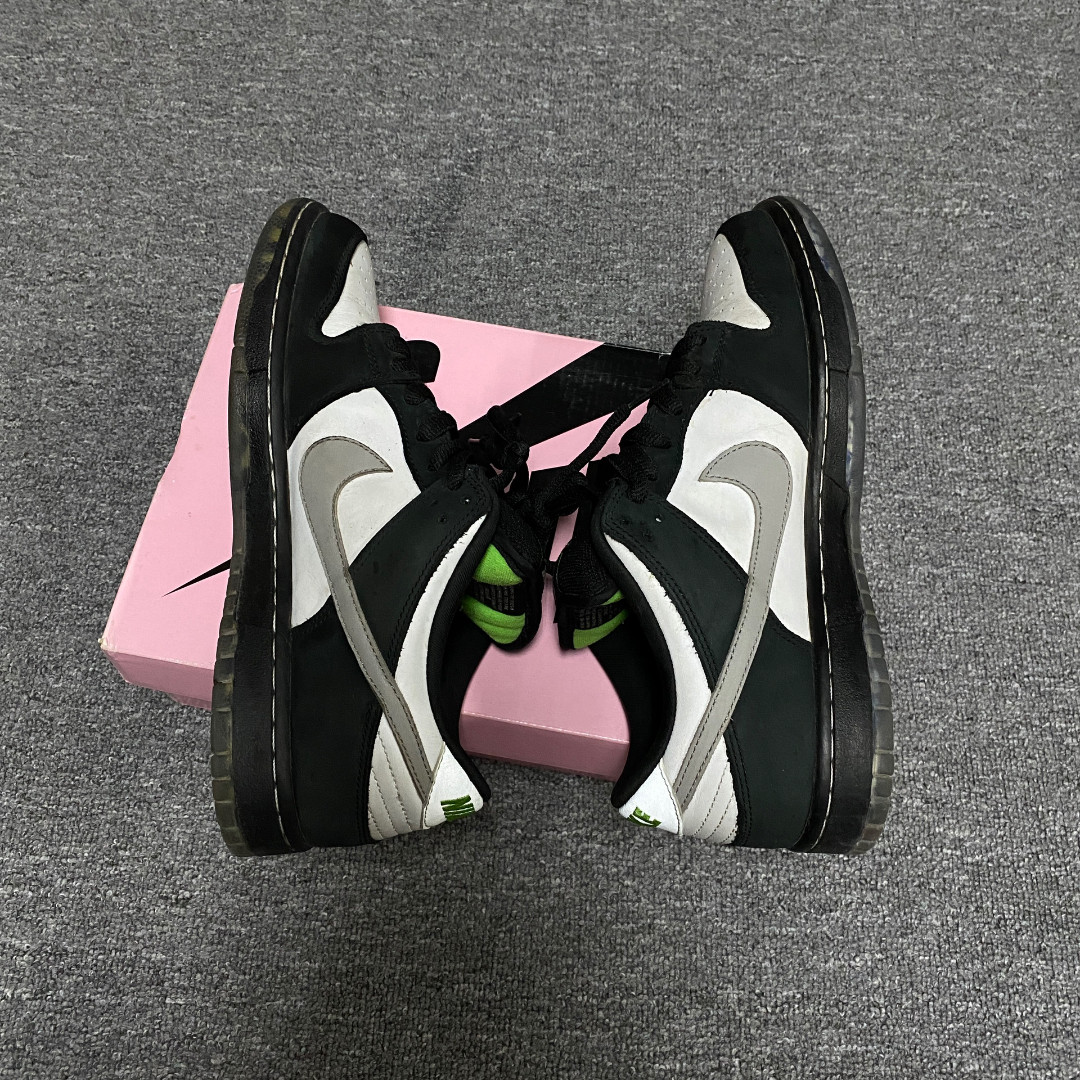 Nike Dunk Staple Black Pigeon — label