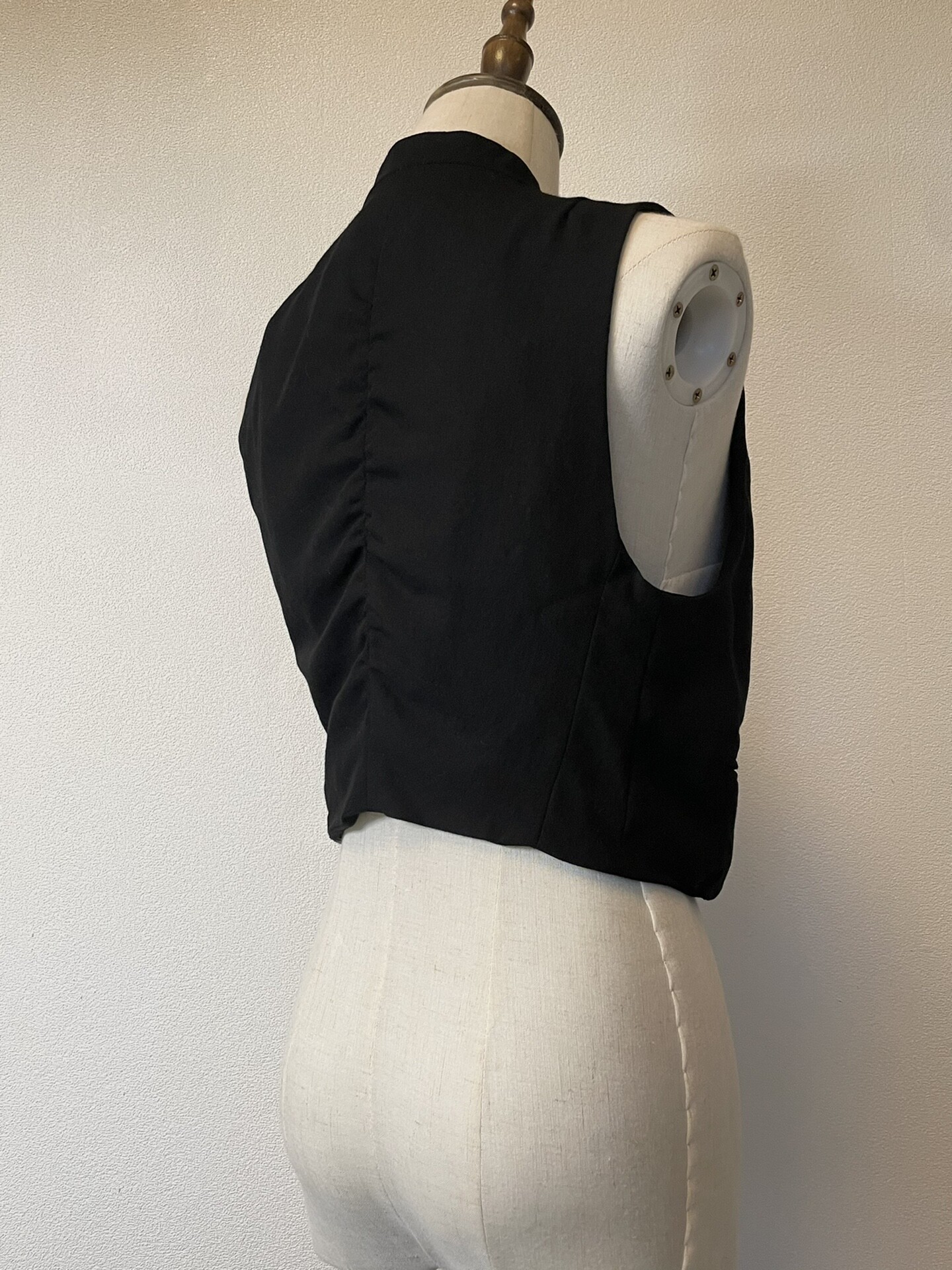 Ann Demeulemeester Black Chain Cropped Vest — detail