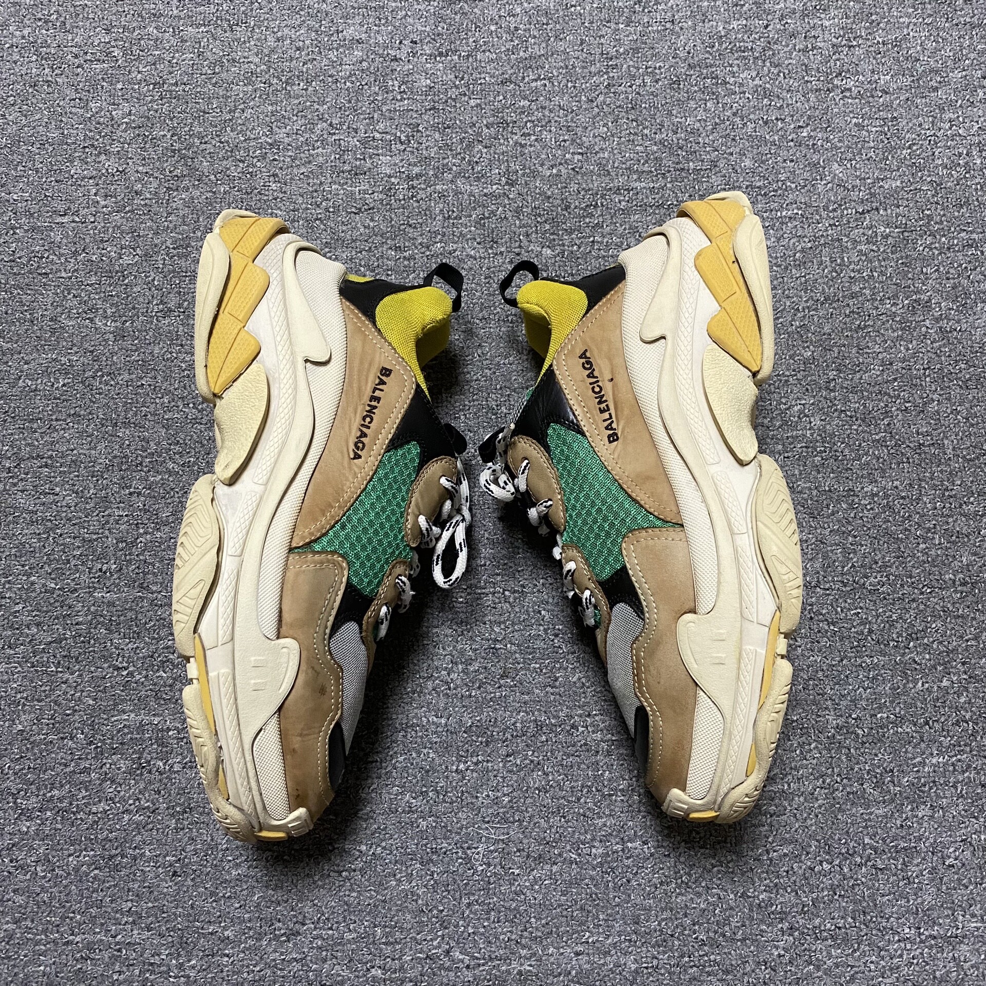 Balenciaga Triple S Sneakers Size 41 — detail