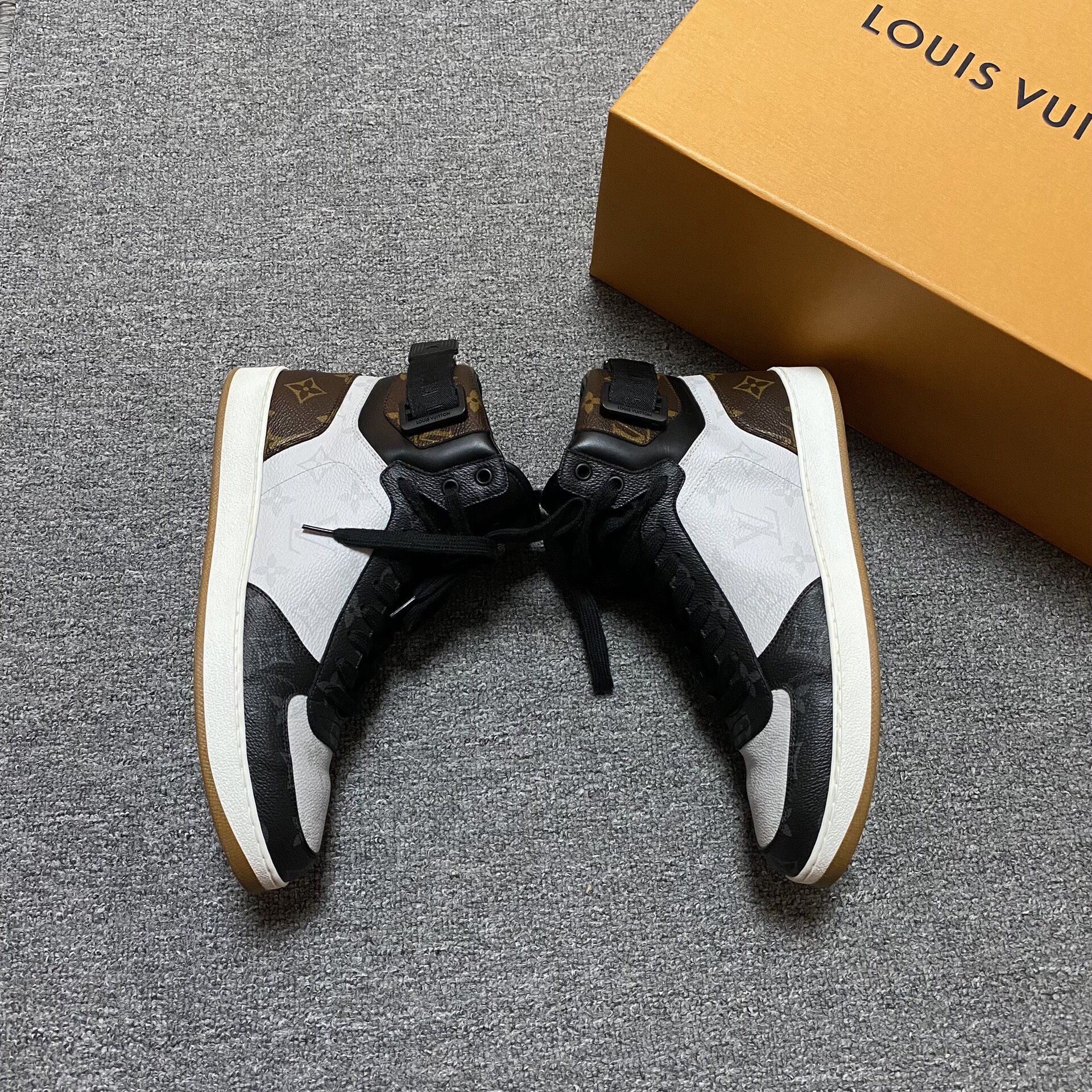 Louis Vuitton LV Rivoli Monogram Sneakers — detail