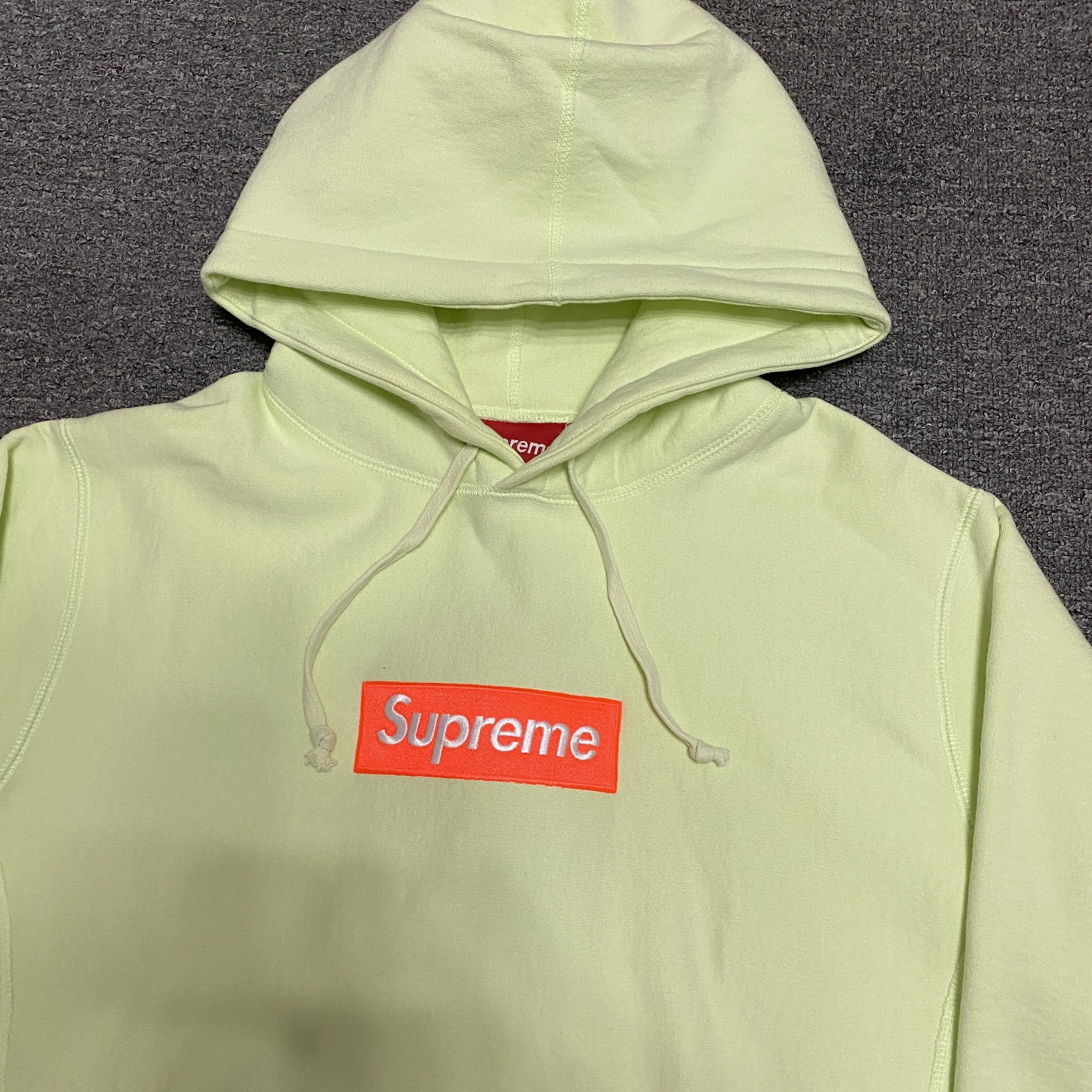 Supreme 17FW BOGO Lime Green Hoodie — detail