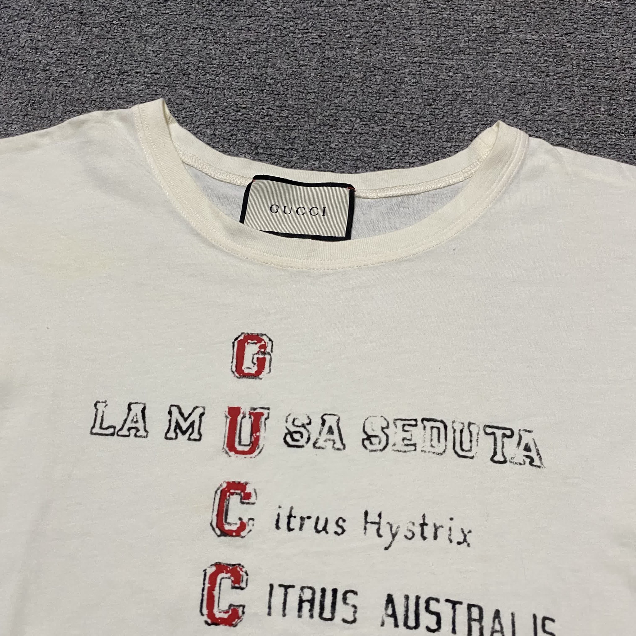 Gucci Graffiti Logo Short Sleeve T-Shirt — detail