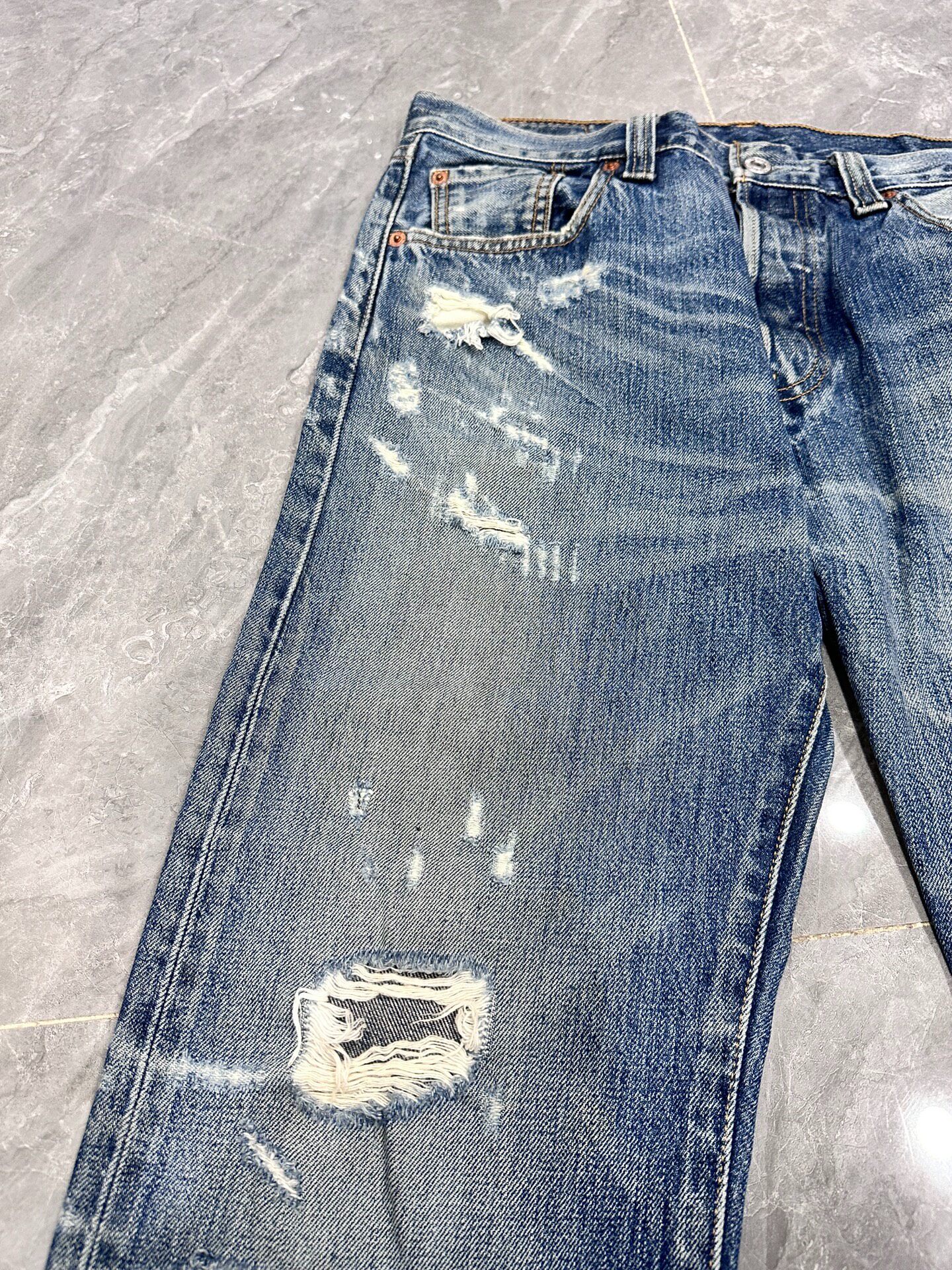 Levi's 501 Distressed Blue Jeans — label
