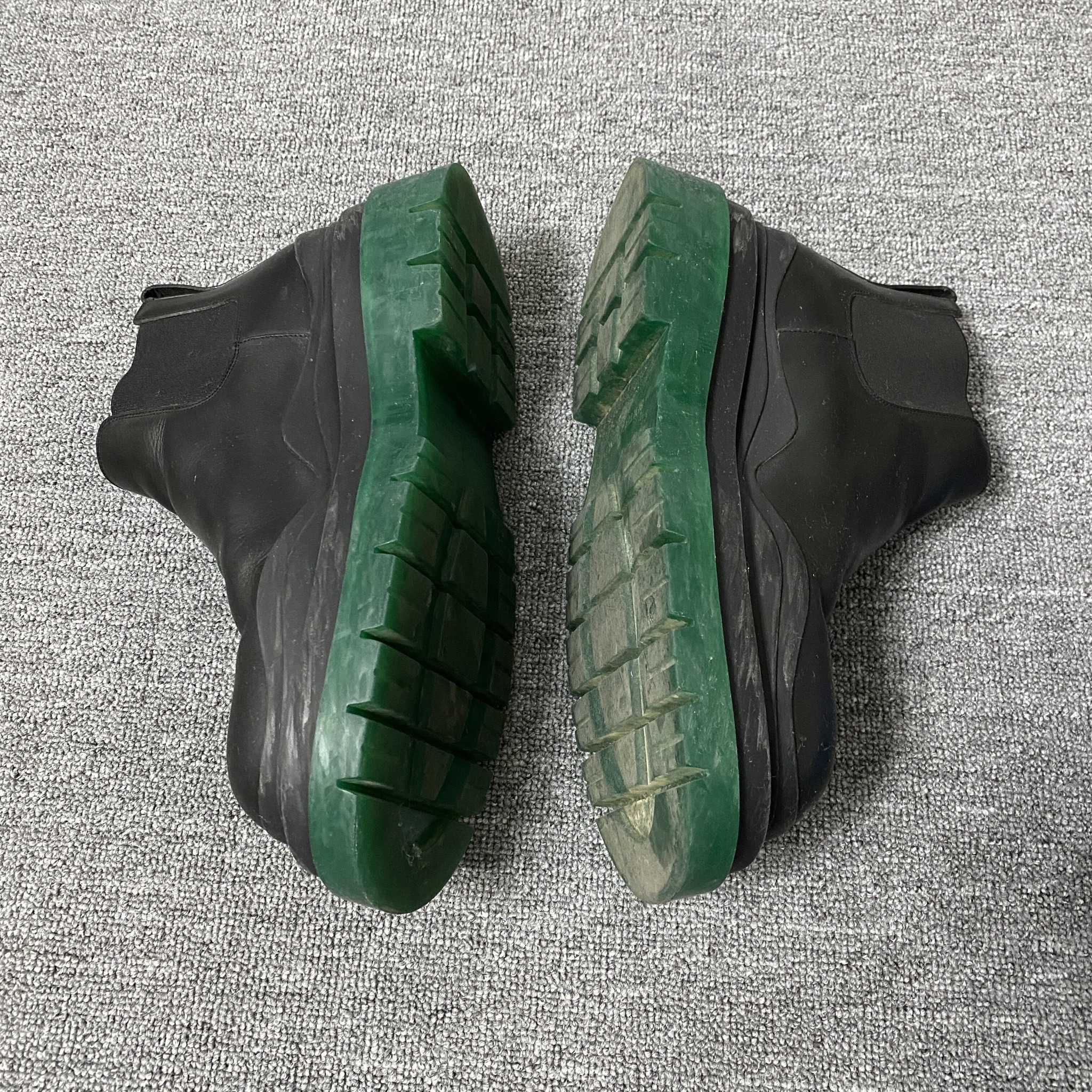 Bottega Veneta Black Green Chelsea Boots — label