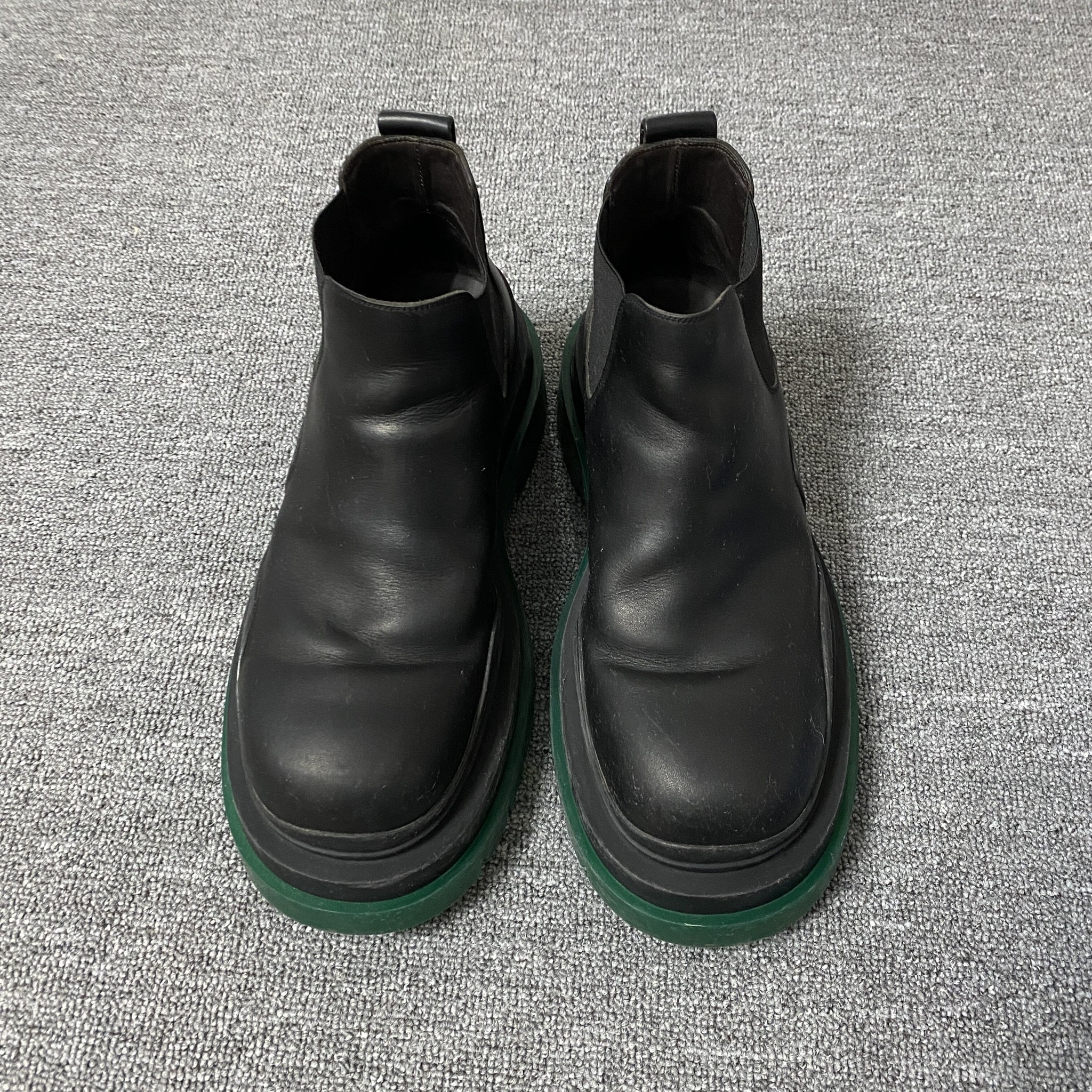 Bottega Veneta Black Green Chelsea Boots — detail